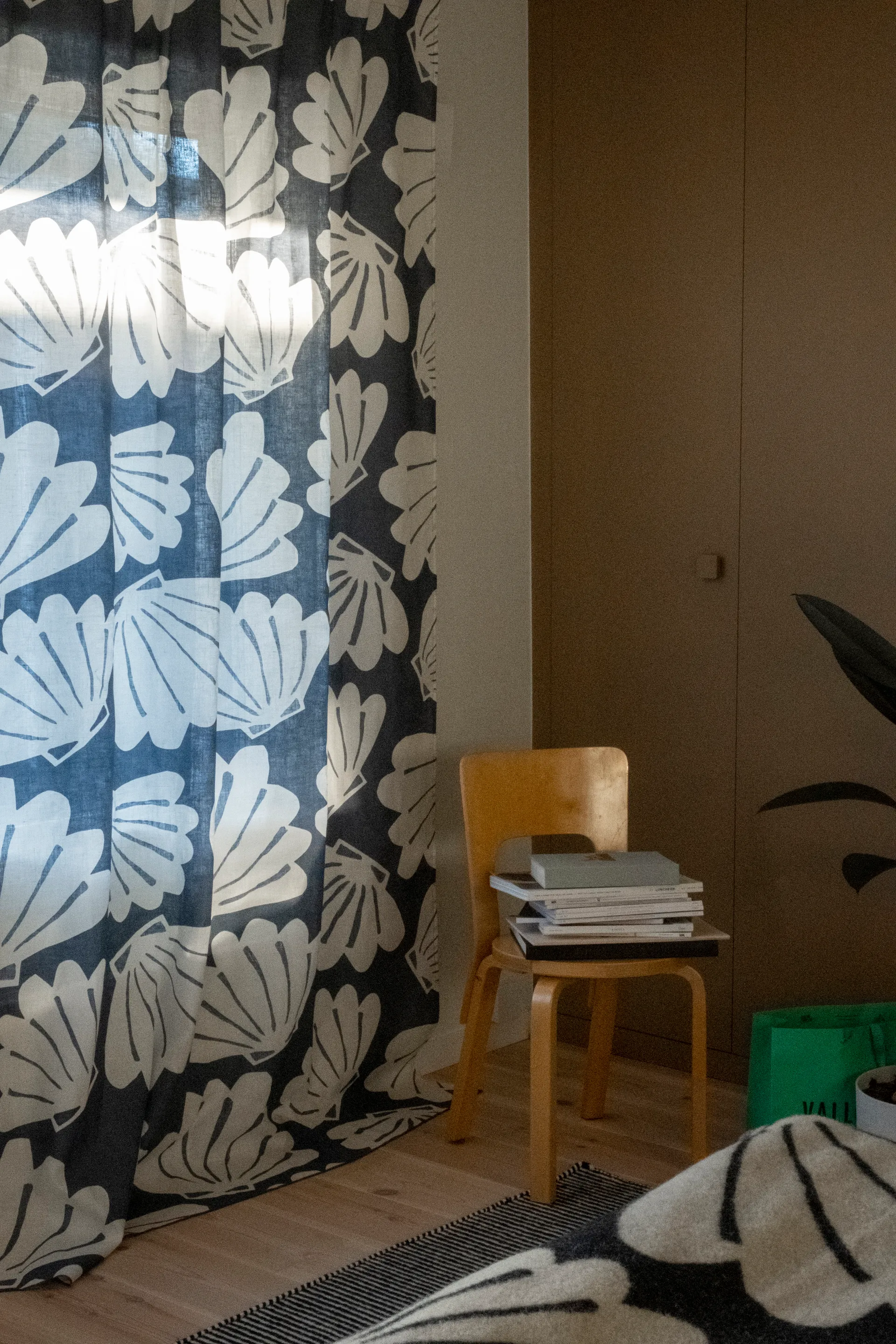 Cortina alargada Snäcka 145x250, azul Fine Little Day