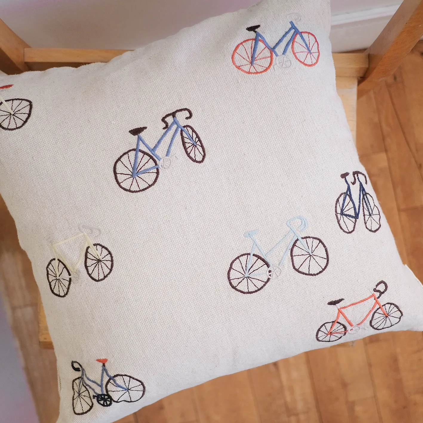 Funda de cojín Bicycles 48x48 cm, Beige Fine Little Day