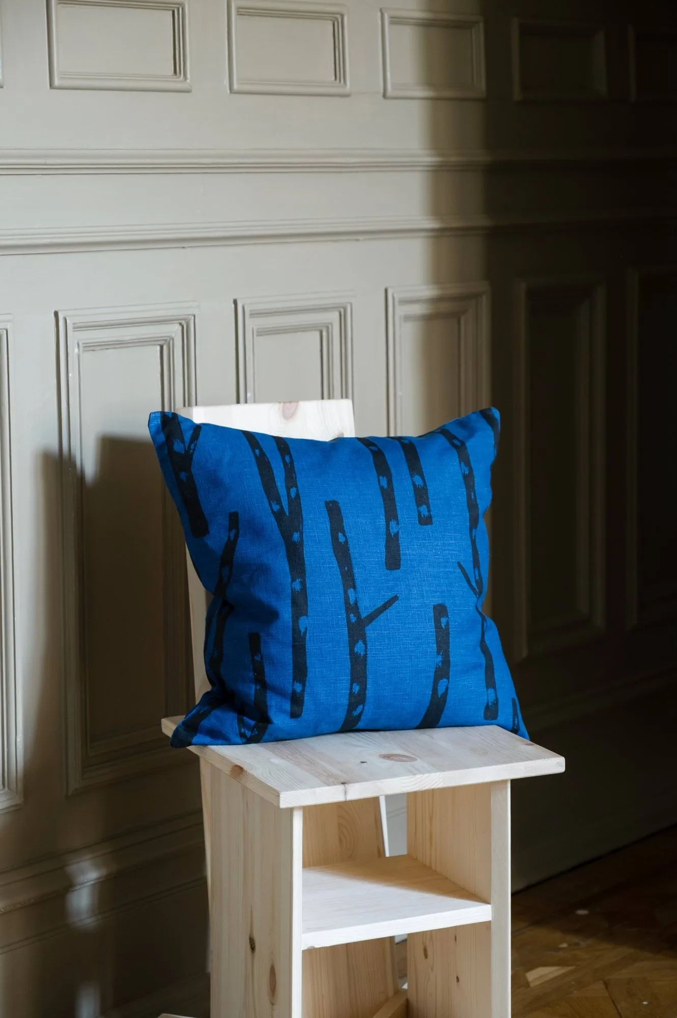 Funda de cojín Birch 48x48 cm, Azul-negro Fine Little Day