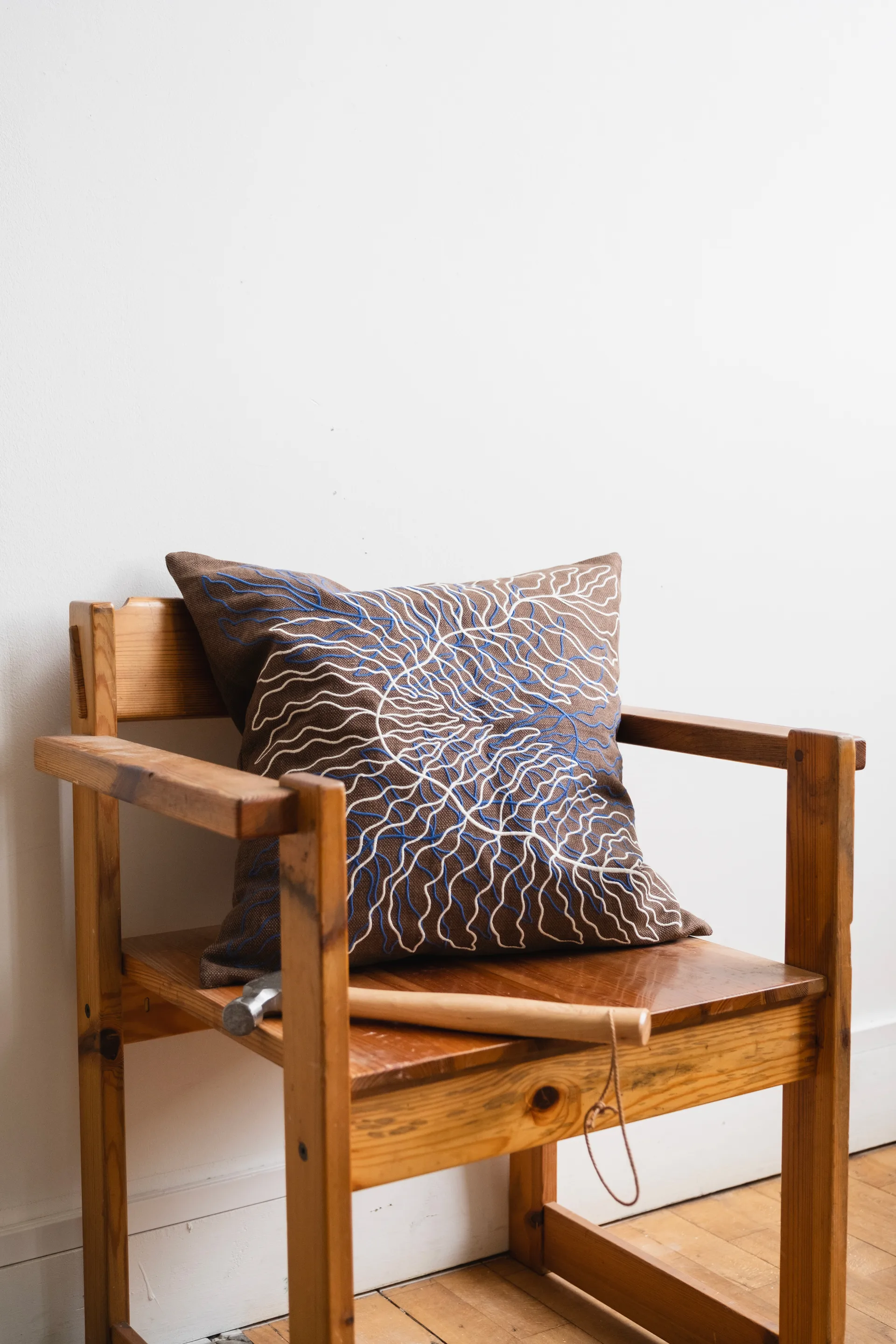 Funda de cojín bordada Leaves 48x48 cm, Brown Fine Little Day