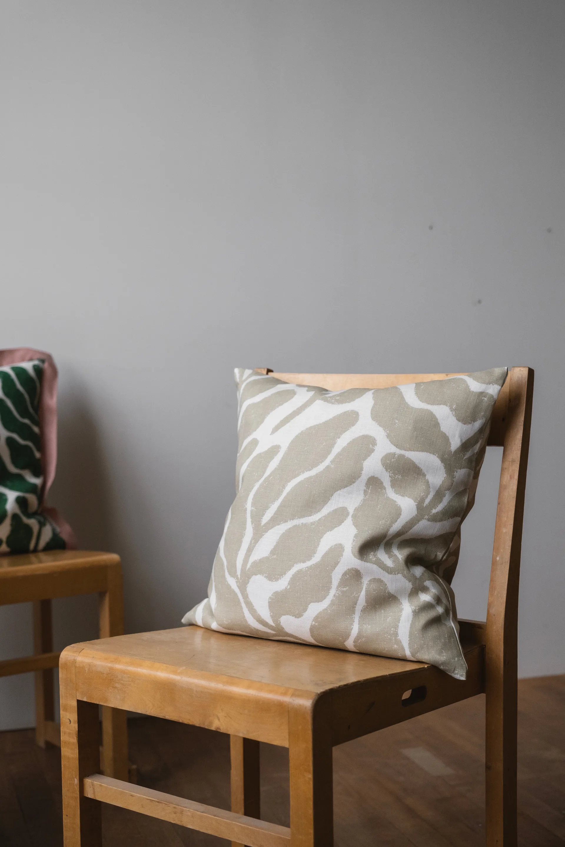 Funda de cojín Leaves 48x48 cm, Sand Fine Little Day