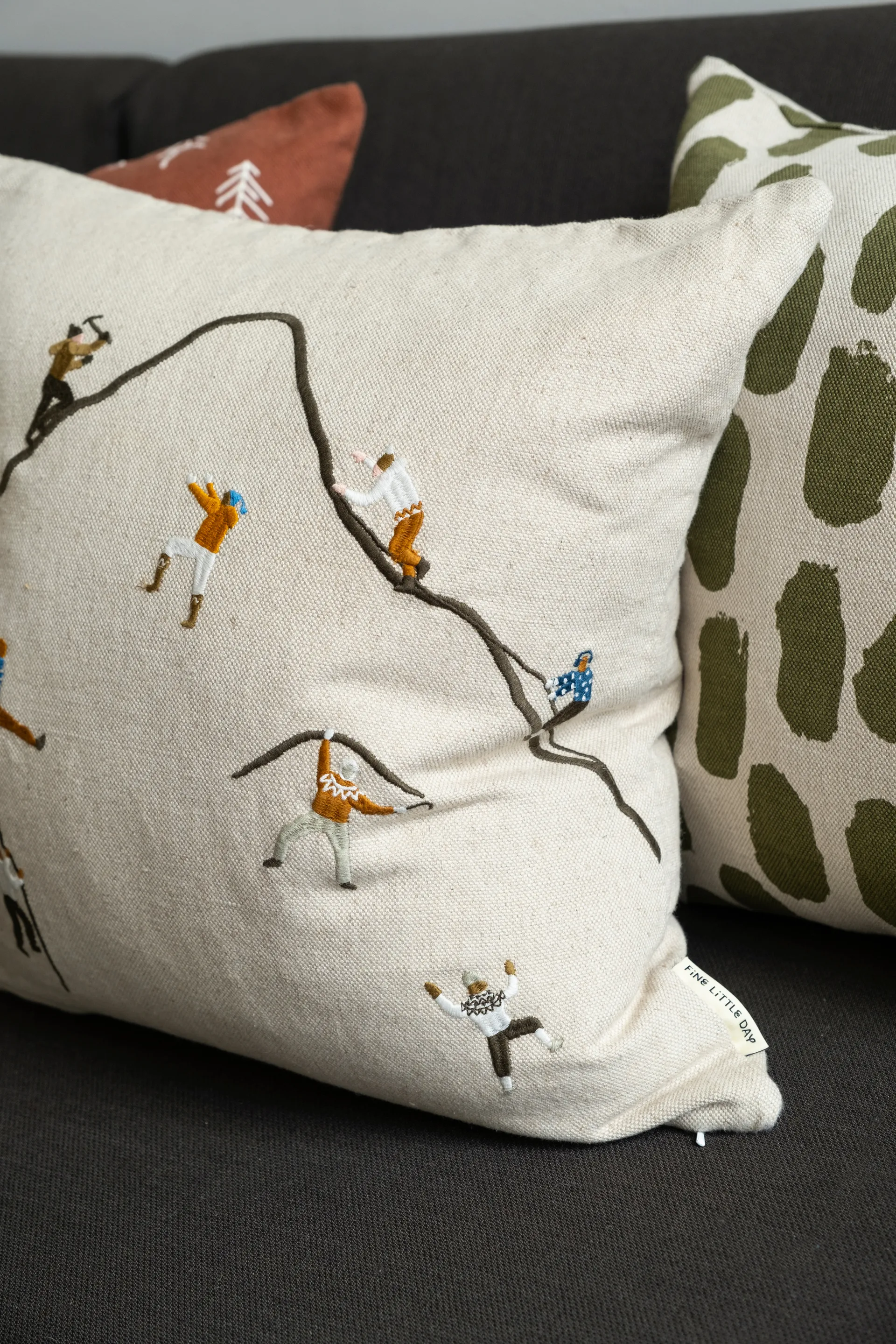 Funda de cojín Mountain climbers 48x48 cm, Natural Fine Little Day