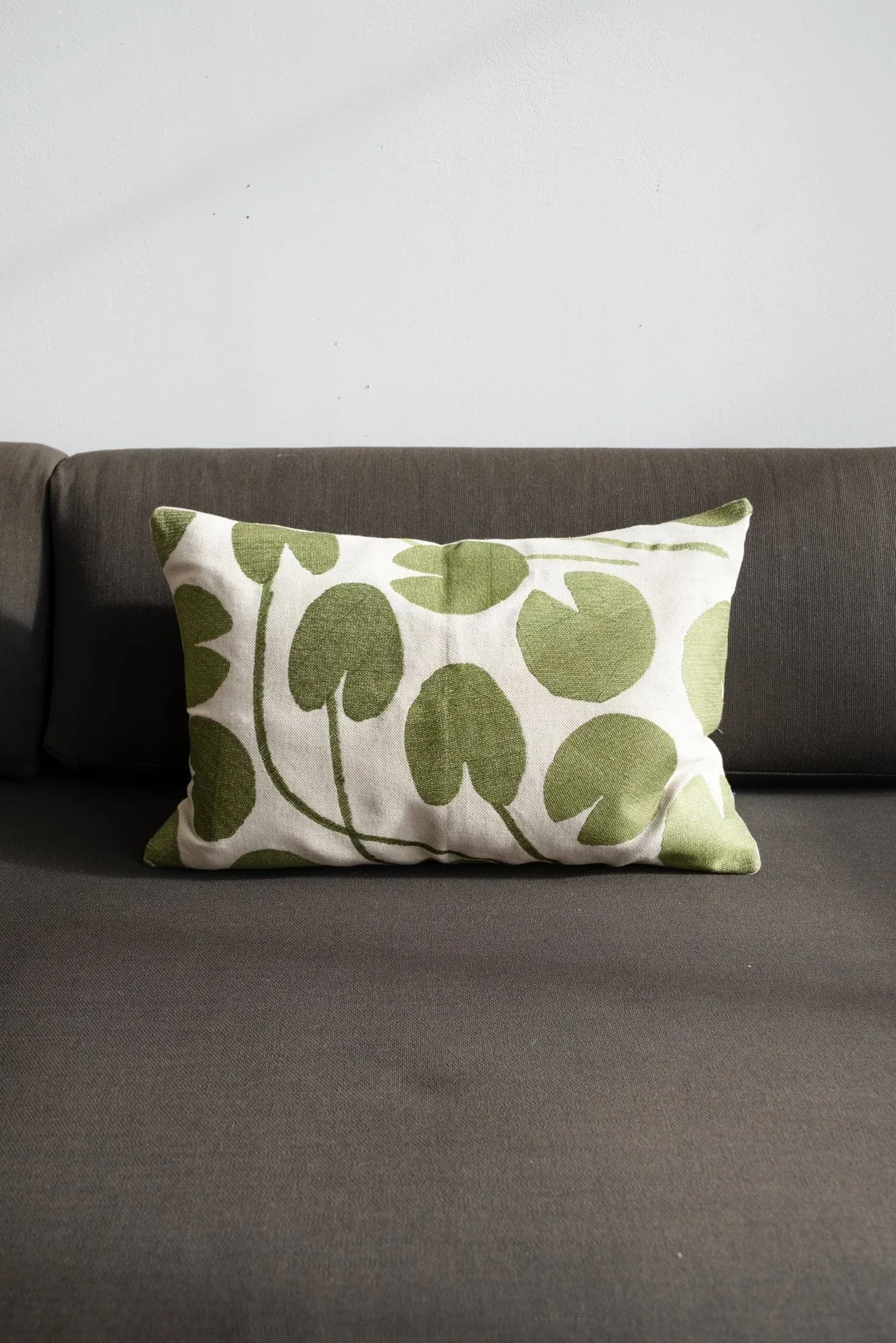 Funda de cojín Water Lilies, Natural-verde, 38x58 cm Fine Little Day
