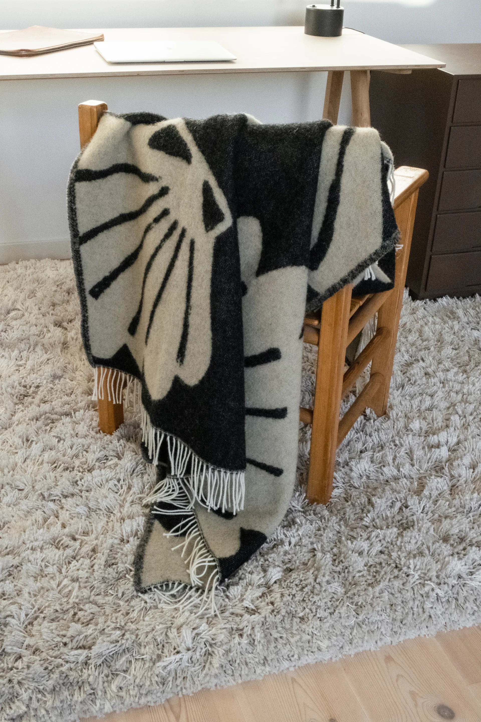 Manta Snäcka 130x190 cm, Coal-Beige Fine Little Day