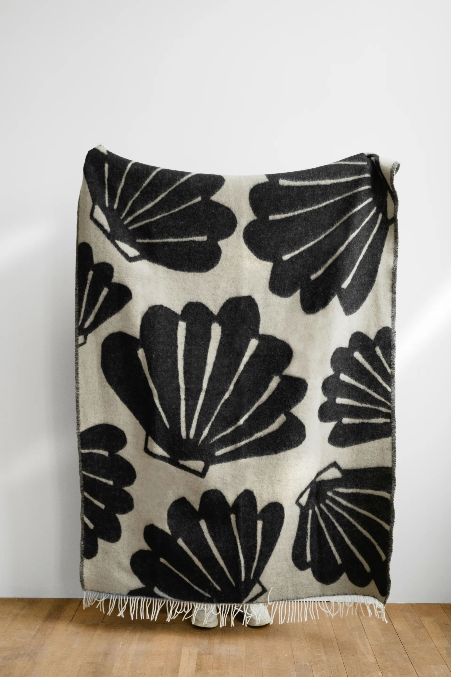 Manta Snäcka 130x190 cm, Coal-Beige Fine Little Day