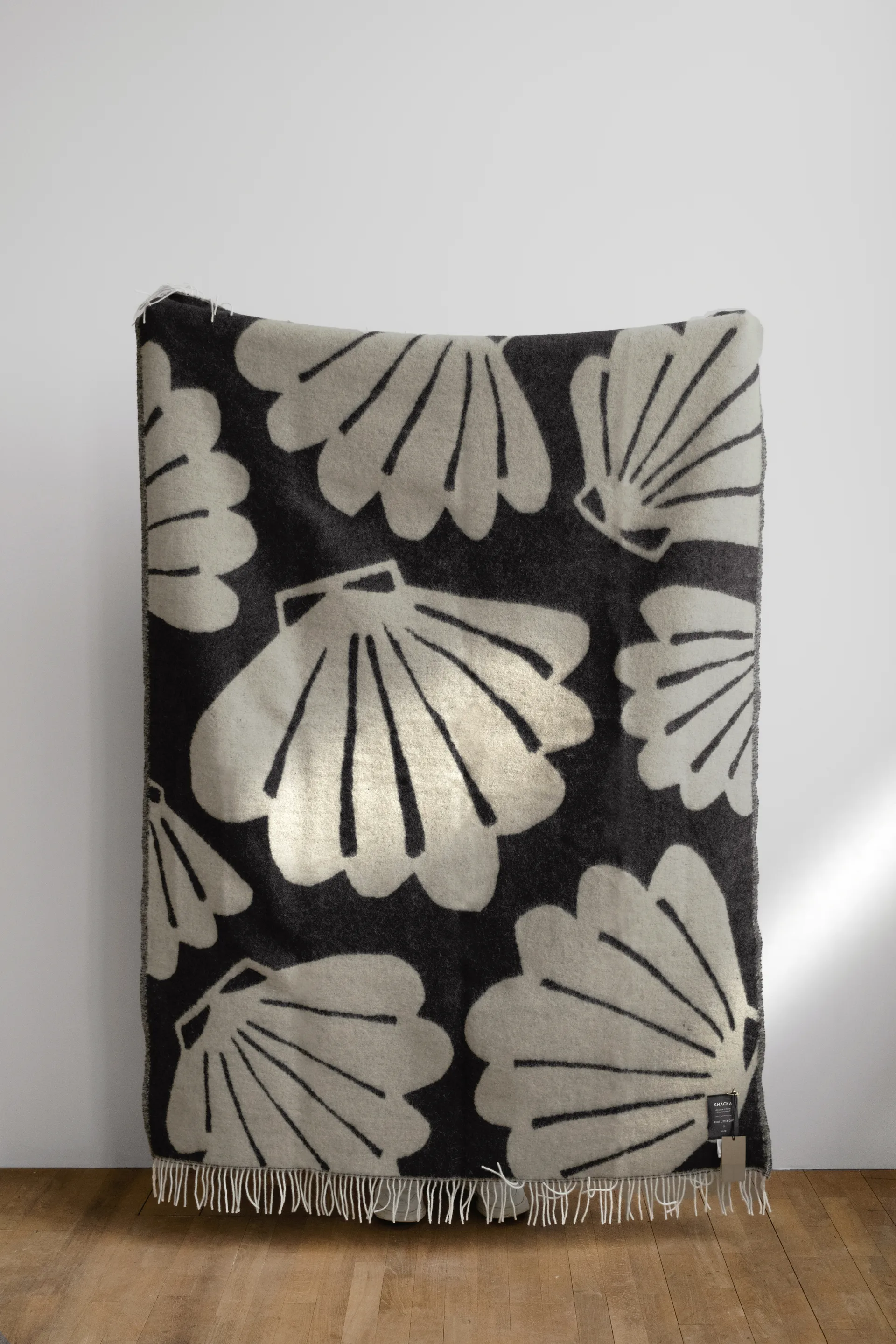 Manta Snäcka 130x190 cm, Coal-Beige Fine Little Day