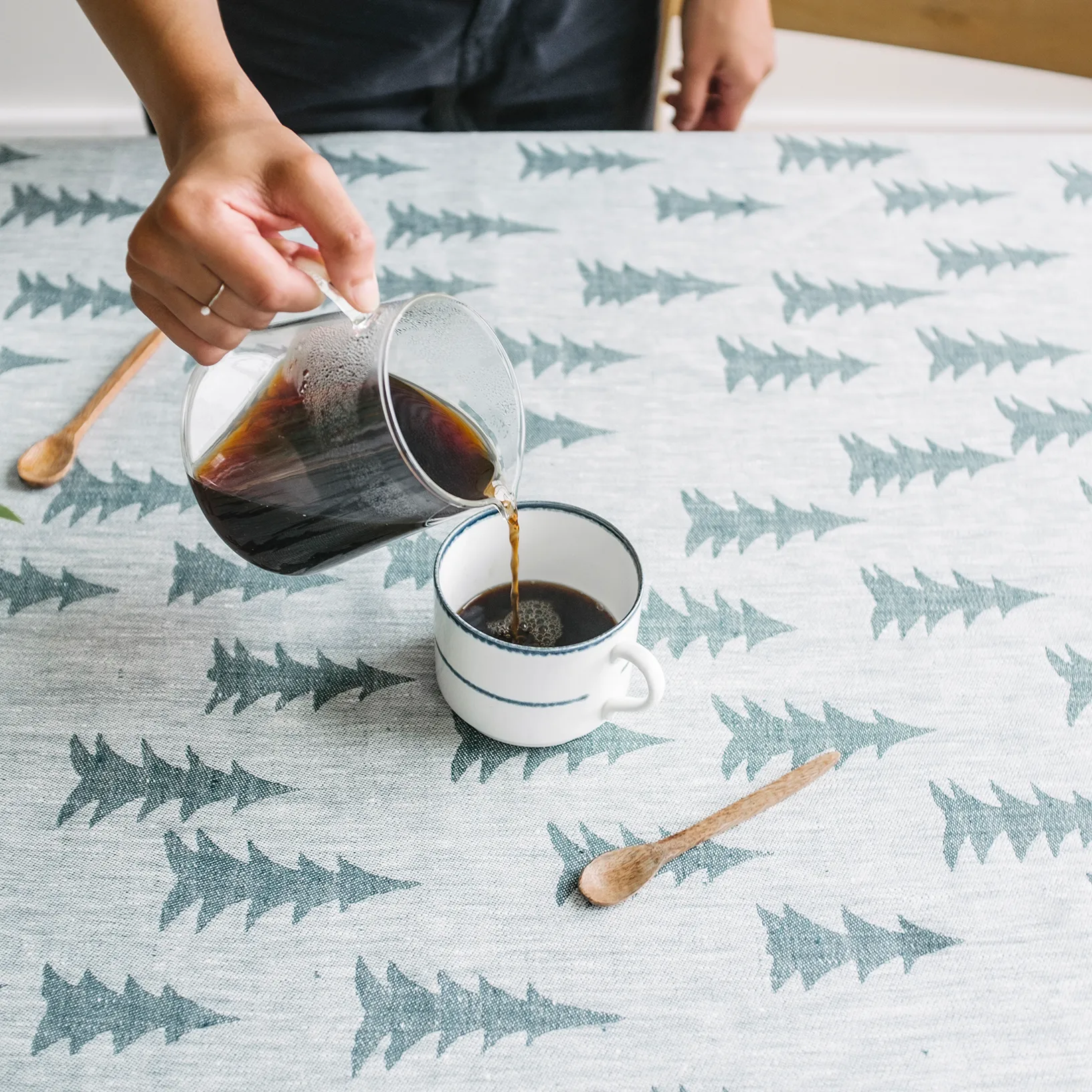 Mantel Gran jacquard 147x250 cm, verde-gris Fine Little Day