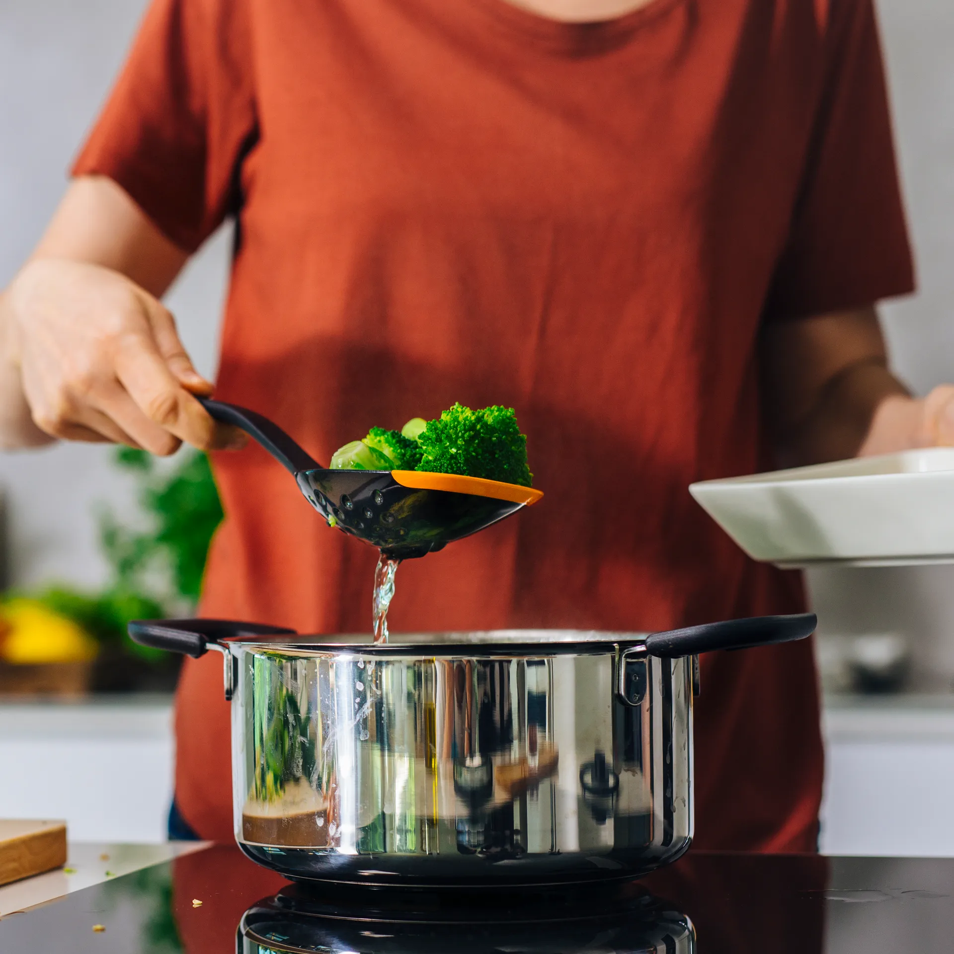 Cuchara de cocina con agujeros Functional Form 29,6 cm, negro Fiskars