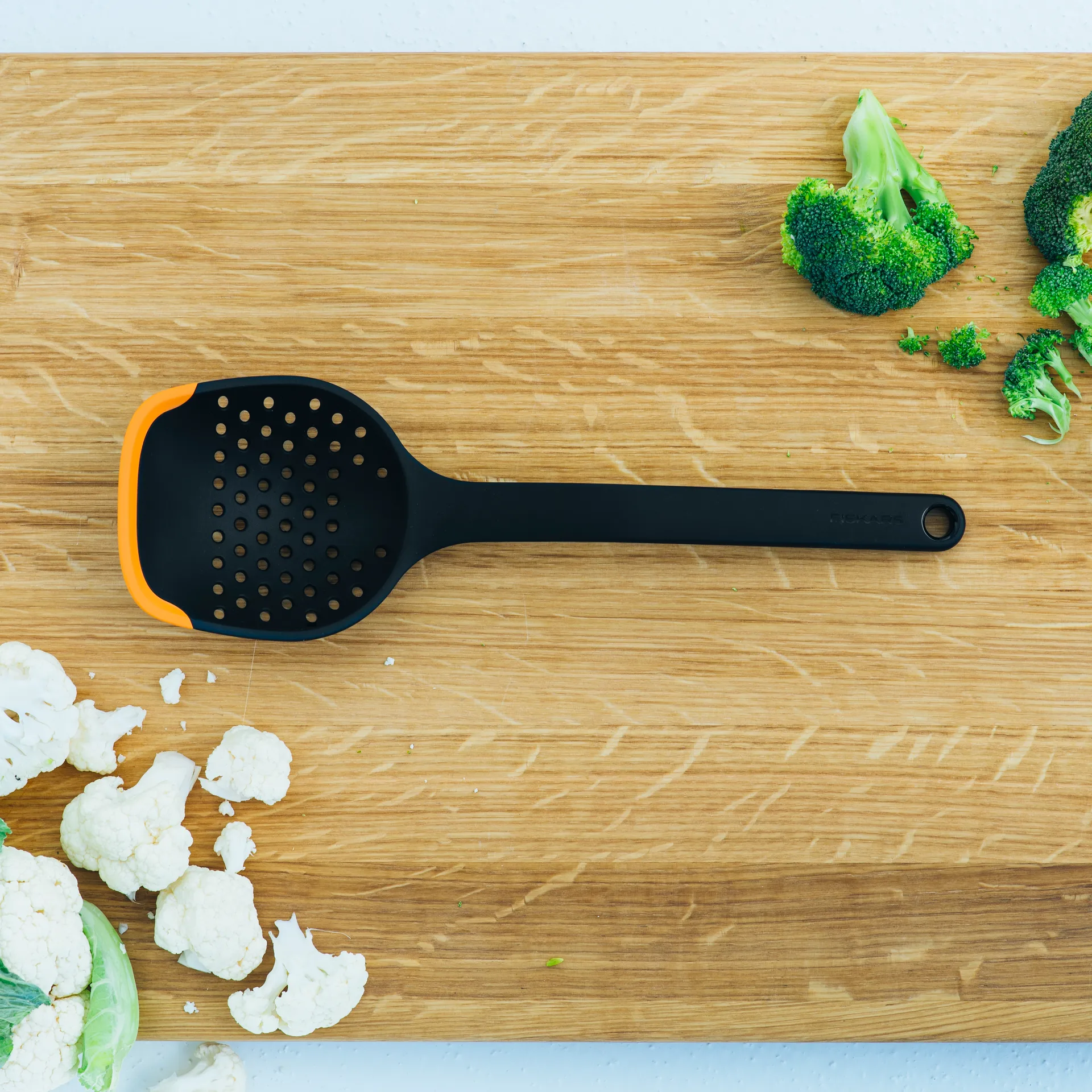 Cuchara de cocina con agujeros Functional Form 29,6 cm, negro Fiskars