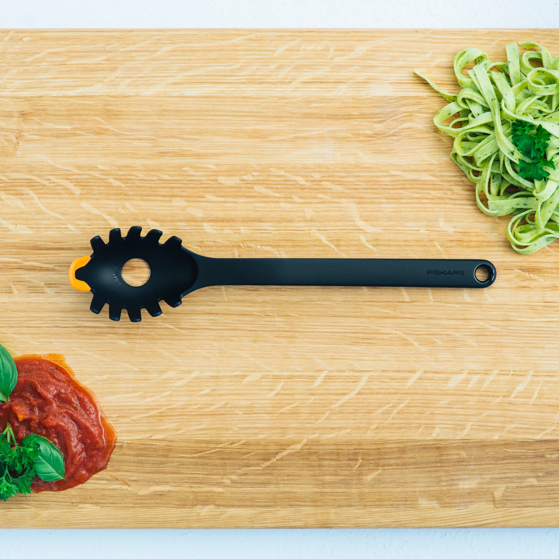 Cuchara para spaguetti Functional Form 29 cm, negro Fiskars