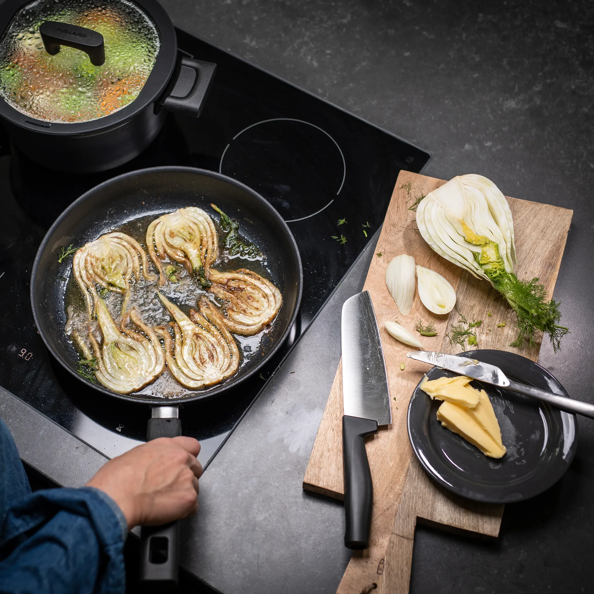 Cuchillo de chef santoku Hard Edge 16 cm, acero inoxidable Fiskars