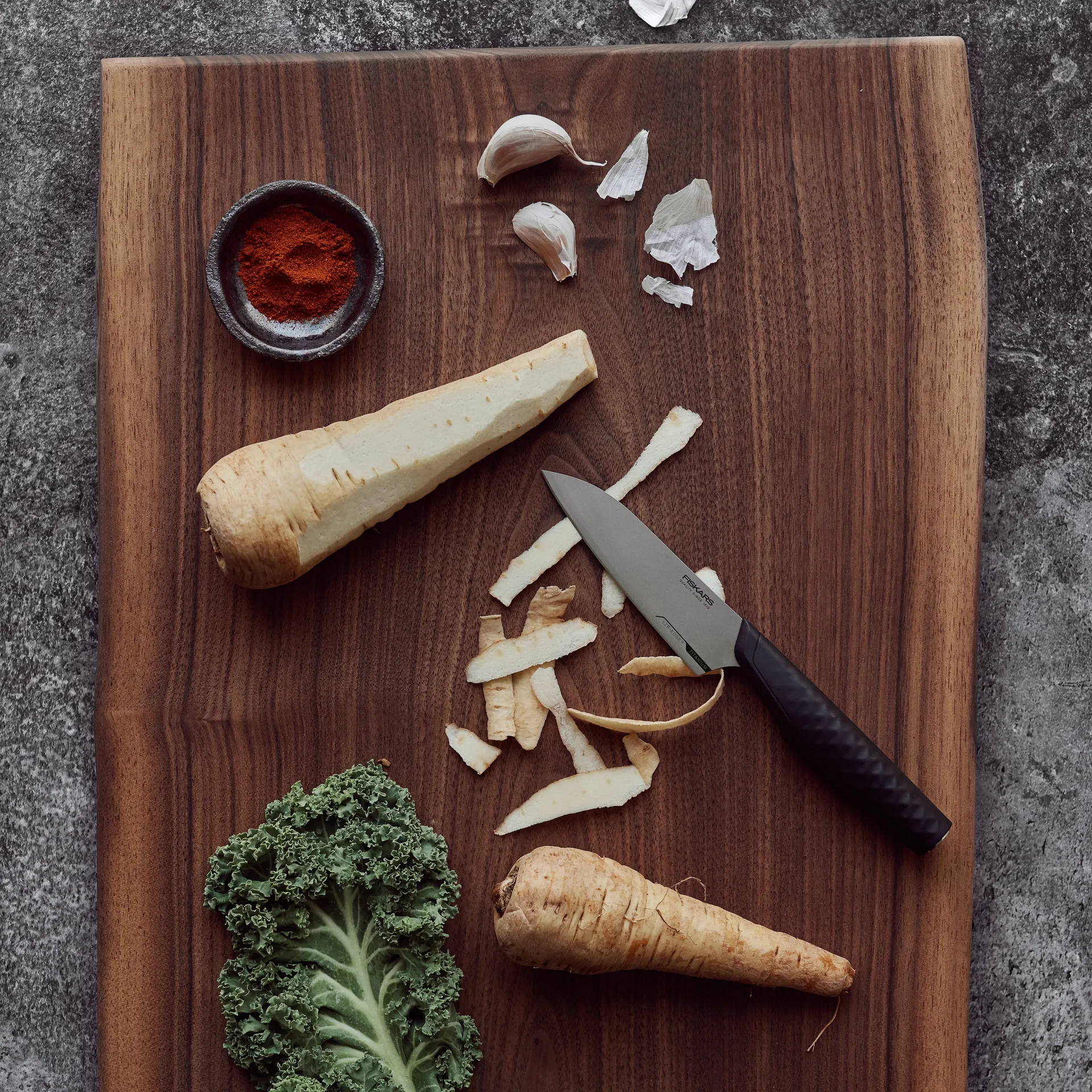 Cuchillo de verduras Titanium 10 cm, negro Fiskars