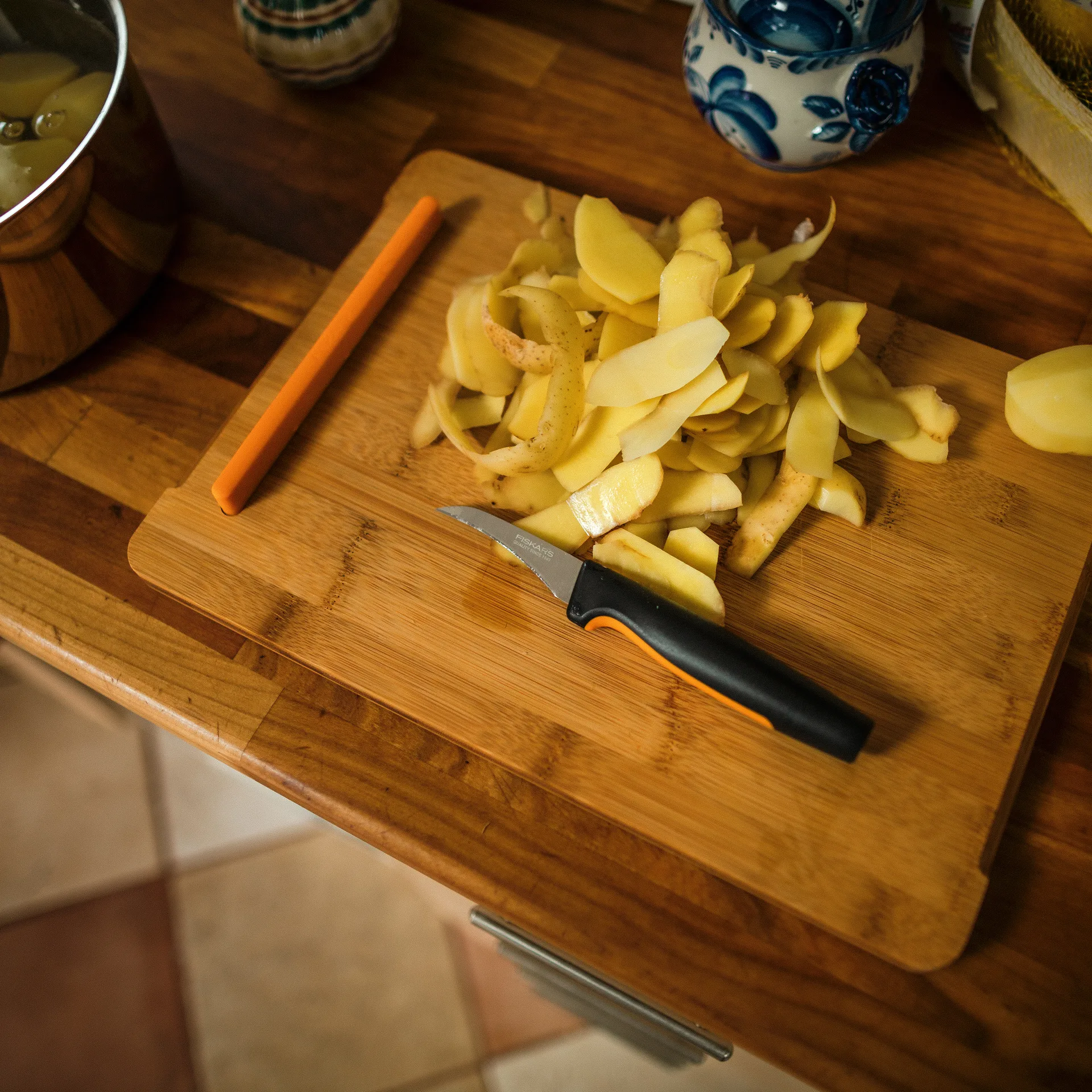 Cuchillo pelador curvado Functional Form, 7 cm Fiskars