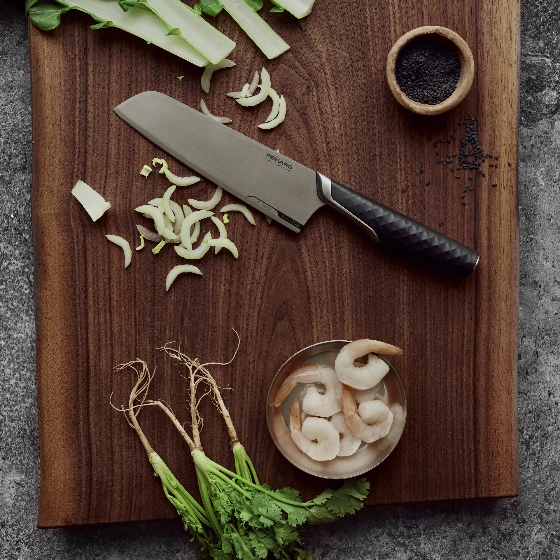 Cuchillo santoku Titanium 16 cm, negro Fiskars