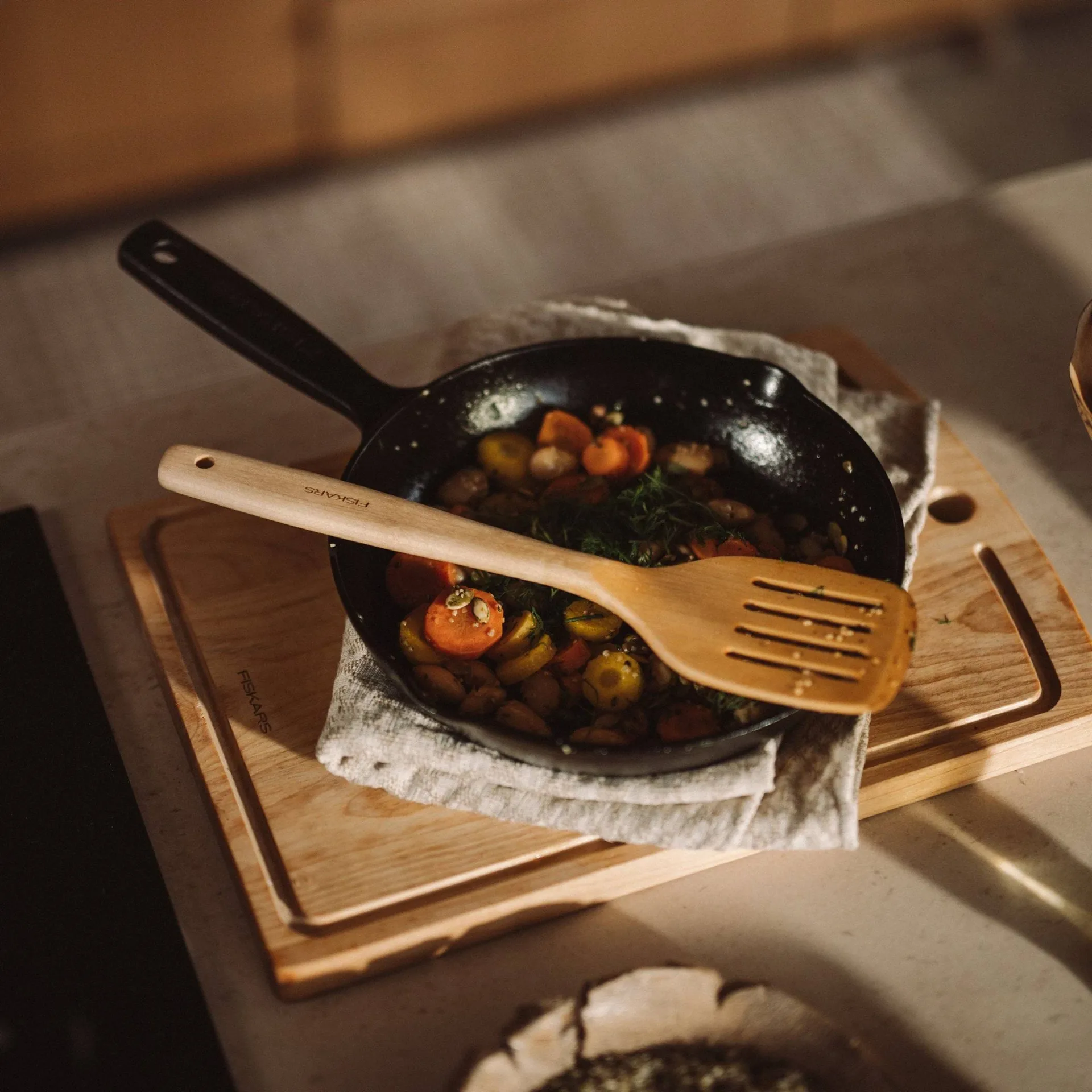 Folken espátula de cocina, Con ranuras Fiskars