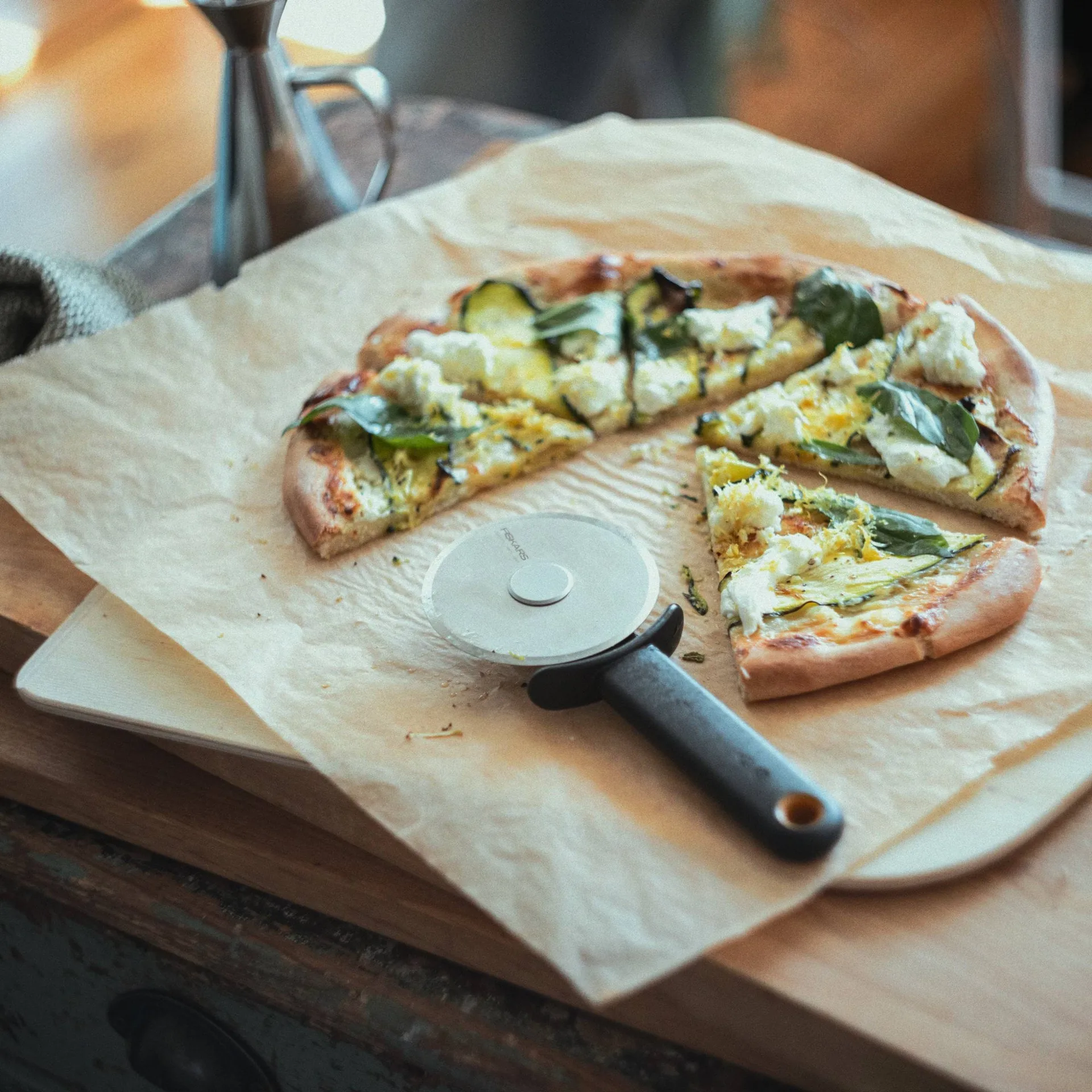Functional Form cortapizzas, Negro, con protector de hoja Fiskars