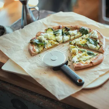 Functional Form cortapizzas - Negro, con protector de hoja - Fiskars