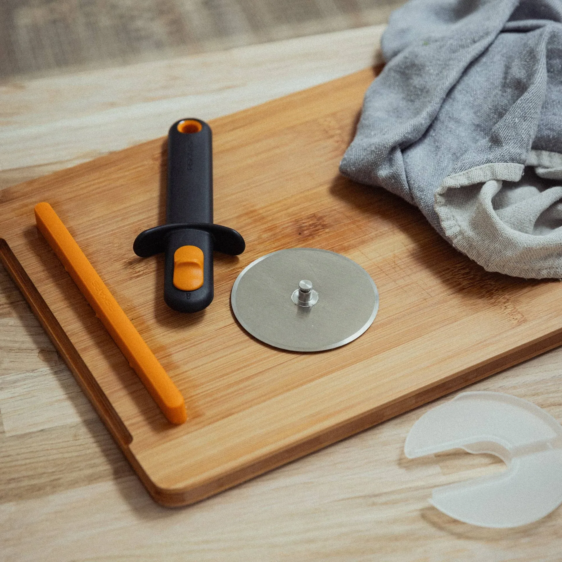 Functional Form cortapizzas, Negro, con protector de hoja Fiskars