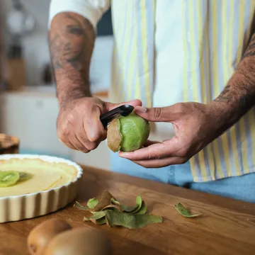 Pelador Functional Form - Negro, pelador de fruta, hoja móvil - Fiskars