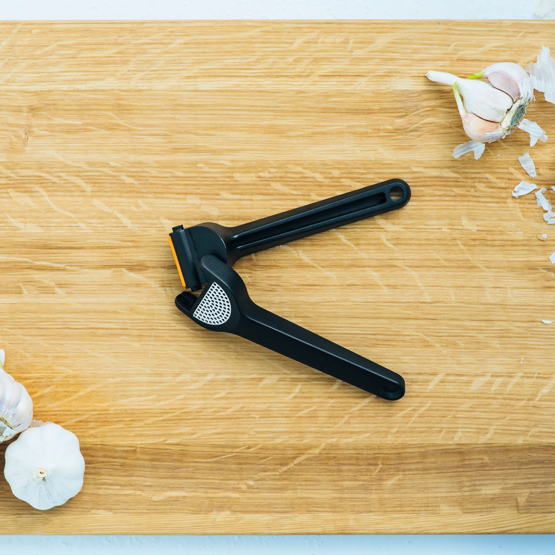 Prensa ajos Functional Form 24 cm, negro Fiskars