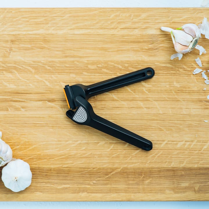 Prensa ajos Functional Form 24 cm, negro Fiskars