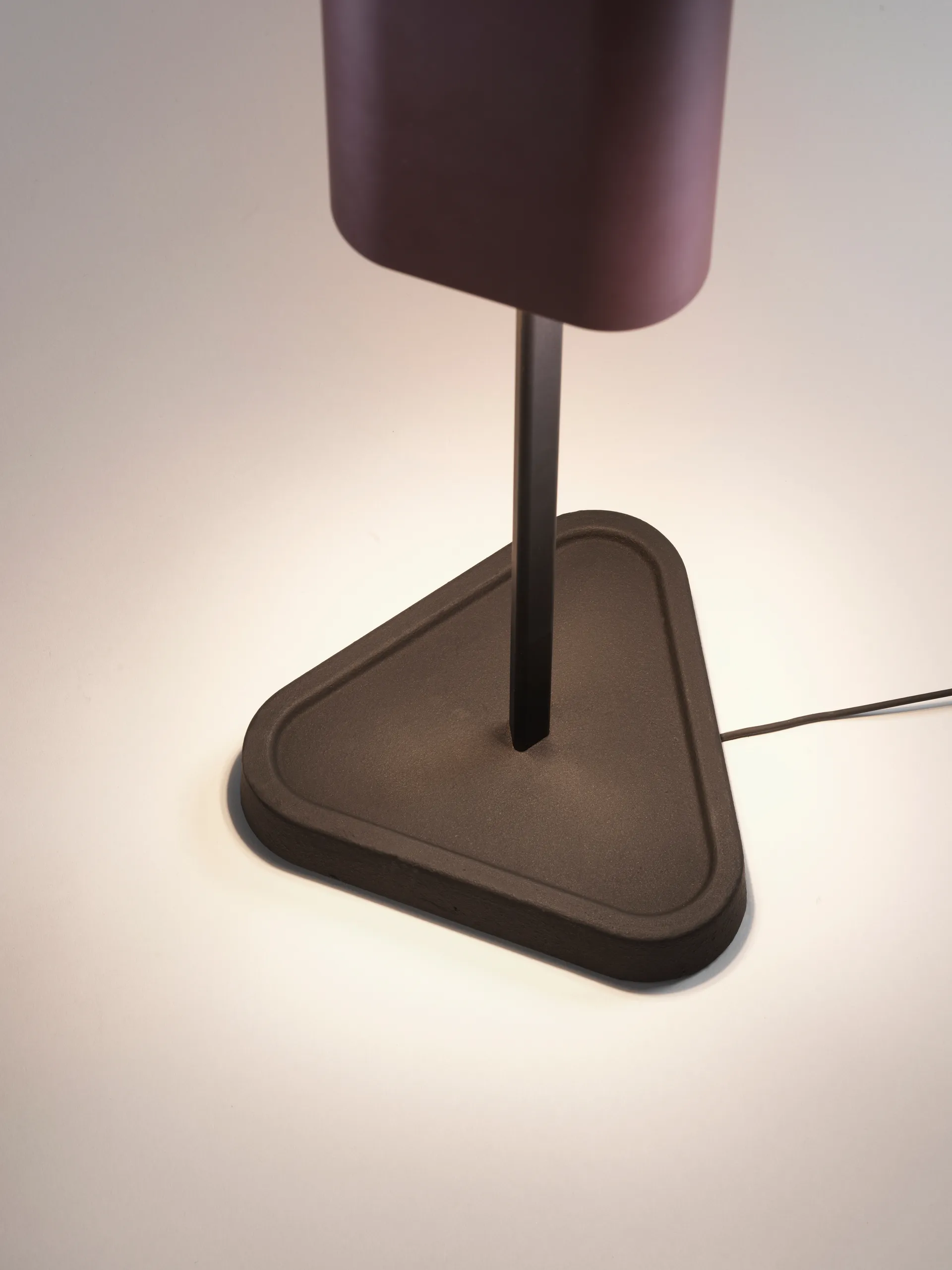 Lámpara de mesa EMI, 114 cm, Deep red Flos