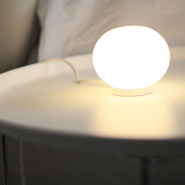 Lámpara de mesa Glo-Ball Mini T, Vidrio blanco opal Flos