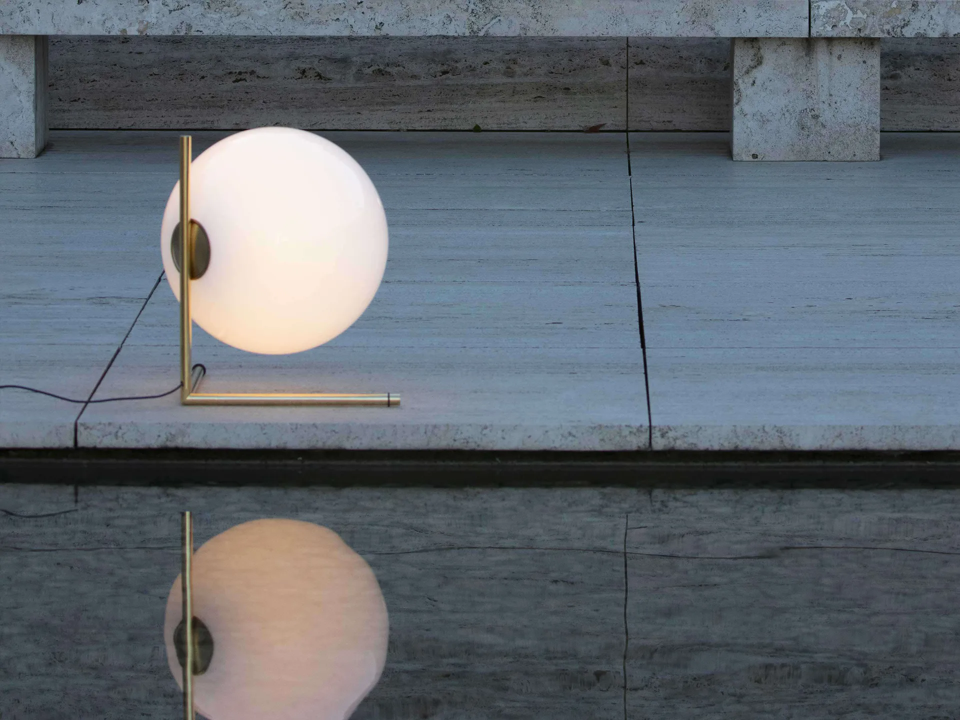 Lámpara de mesa IC T3, 52,4 cm, Brass Flos