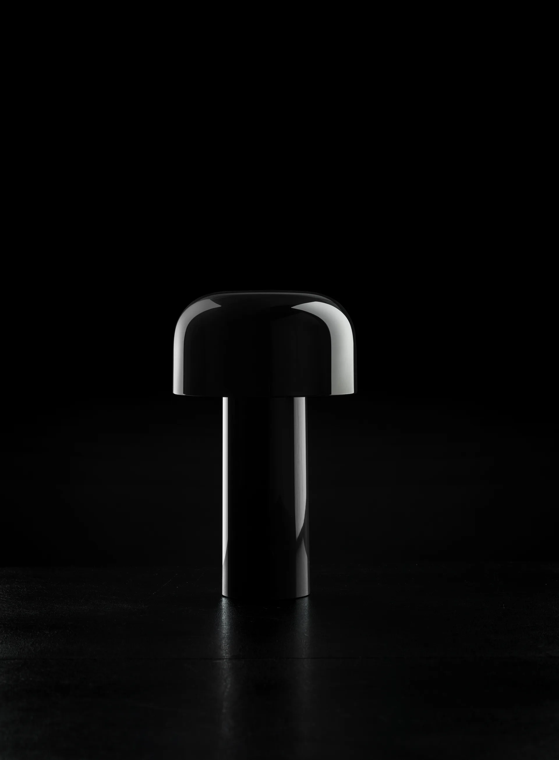 Lámpara de mesa portátil Bellhop, Glossy black, IP54 (interior/exterior) Flos
