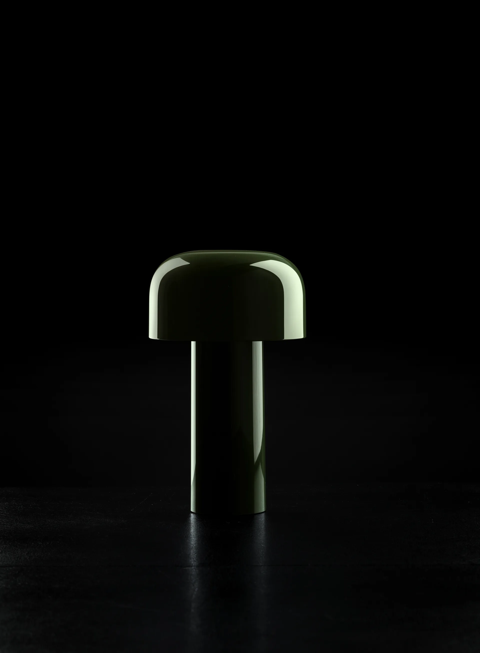 Lámpara de mesa portátil Bellhop, Glossy green, IP54 (interior/exterior) Flos