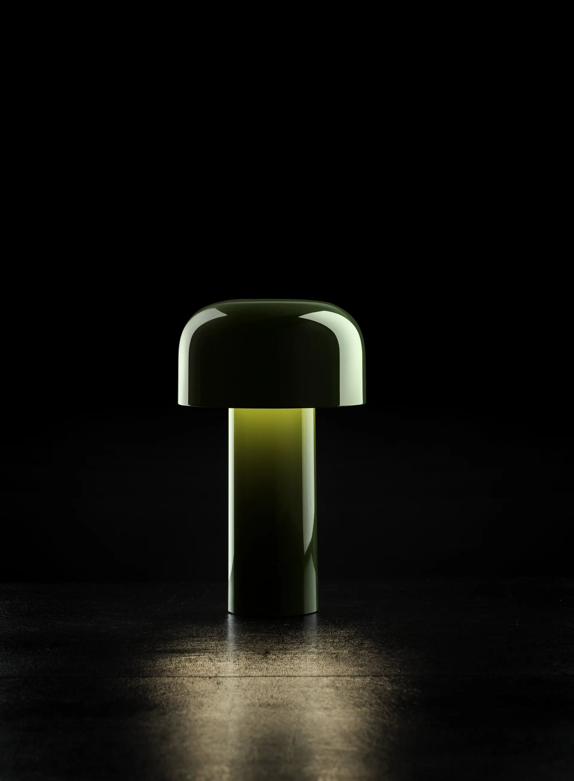 Lámpara de mesa portátil Bellhop, Glossy green, IP54 (interior/exterior) Flos