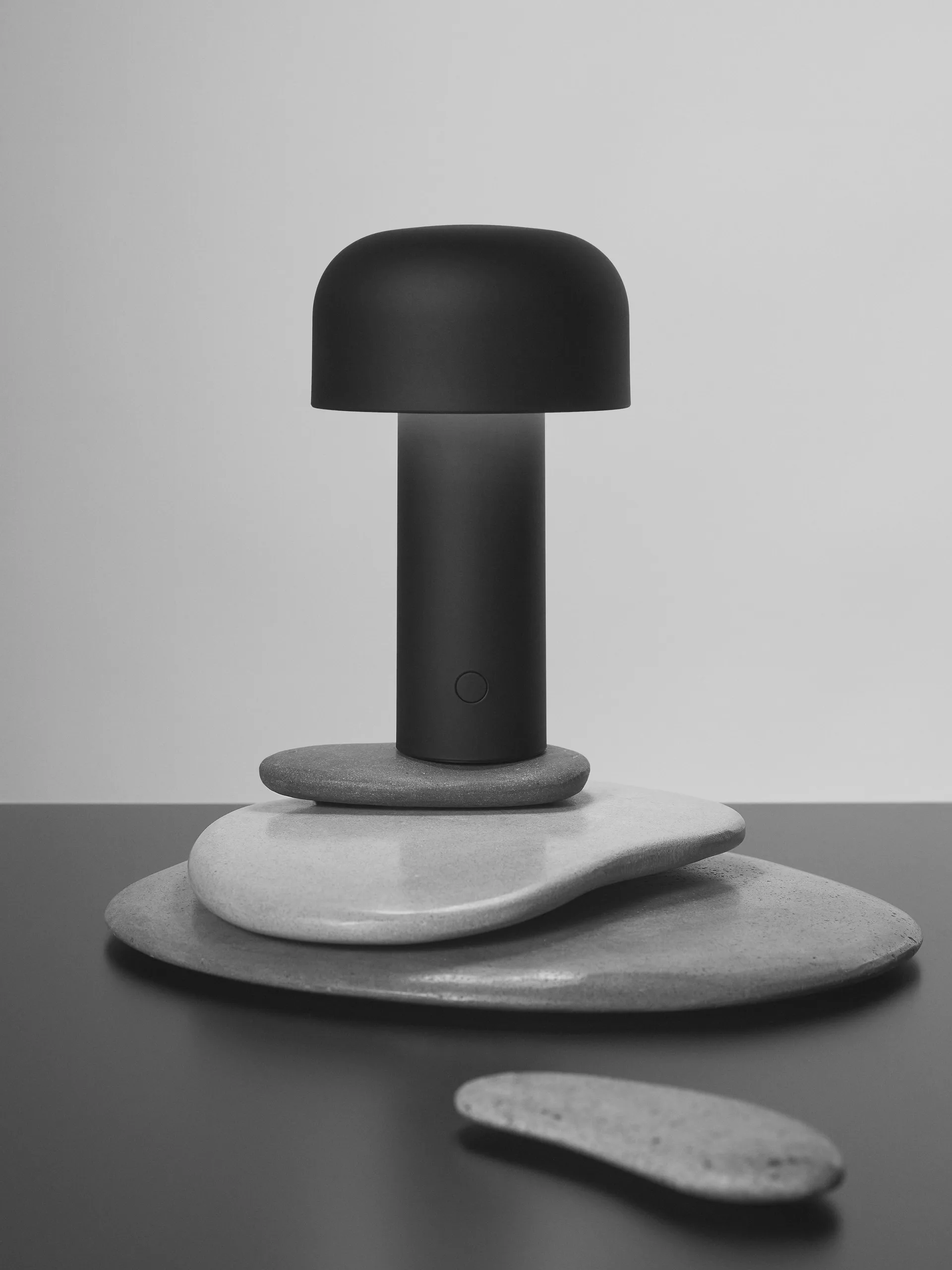 Lámpara de mesa portátil Bellhop, Matte black Flos