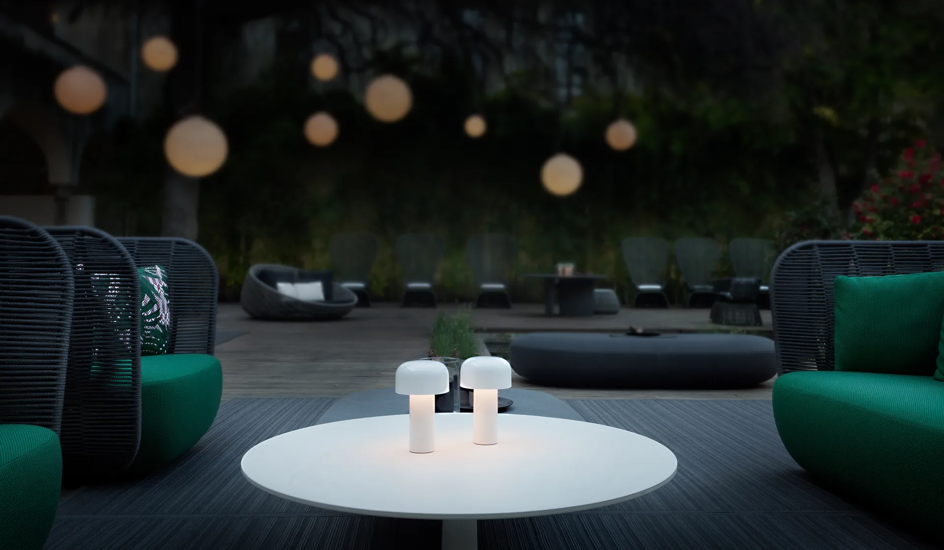 Lámpara de mesa portátil Bellhop, White Flos