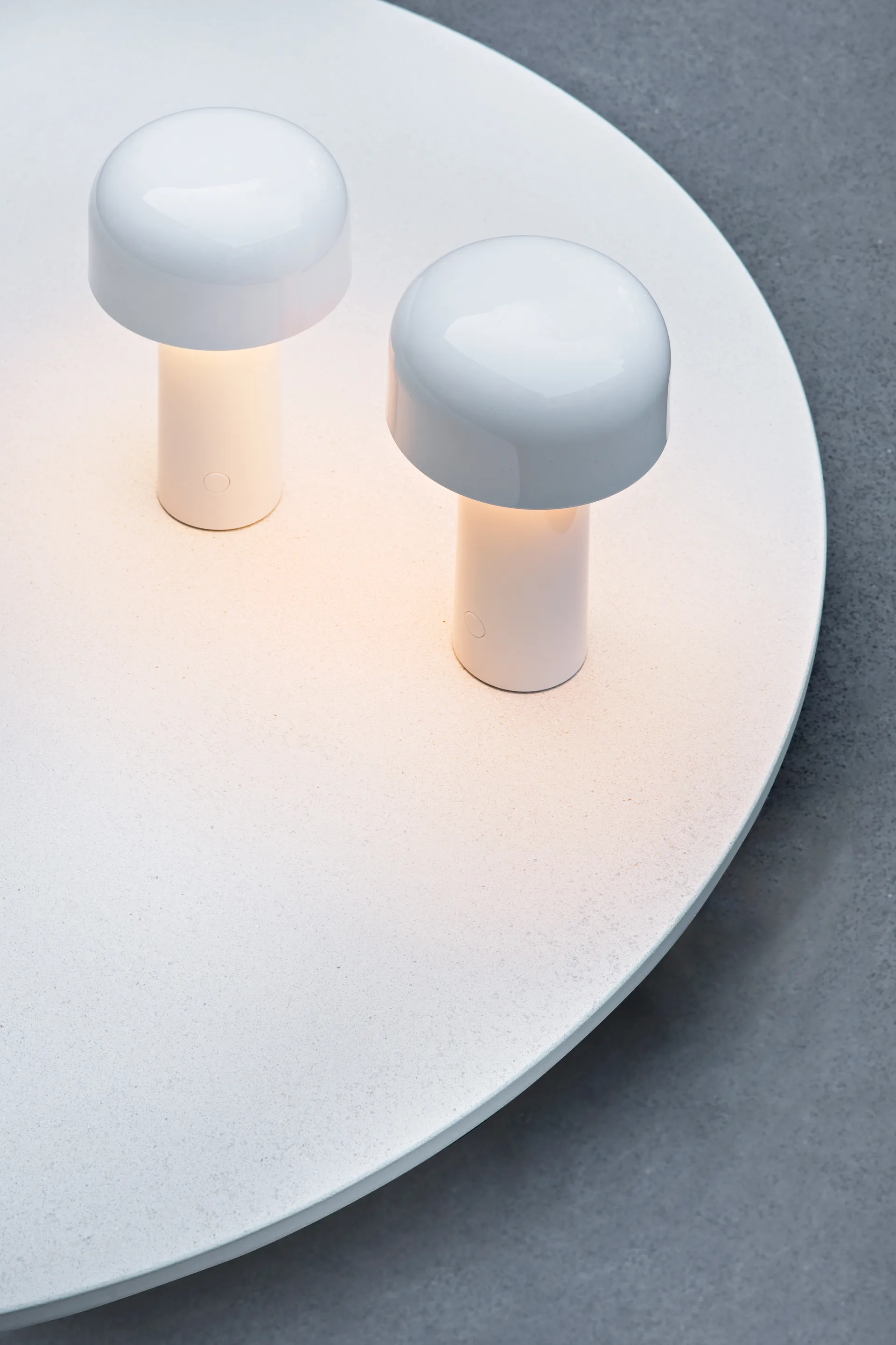 Lámpara de mesa portátil Bellhop, White Flos