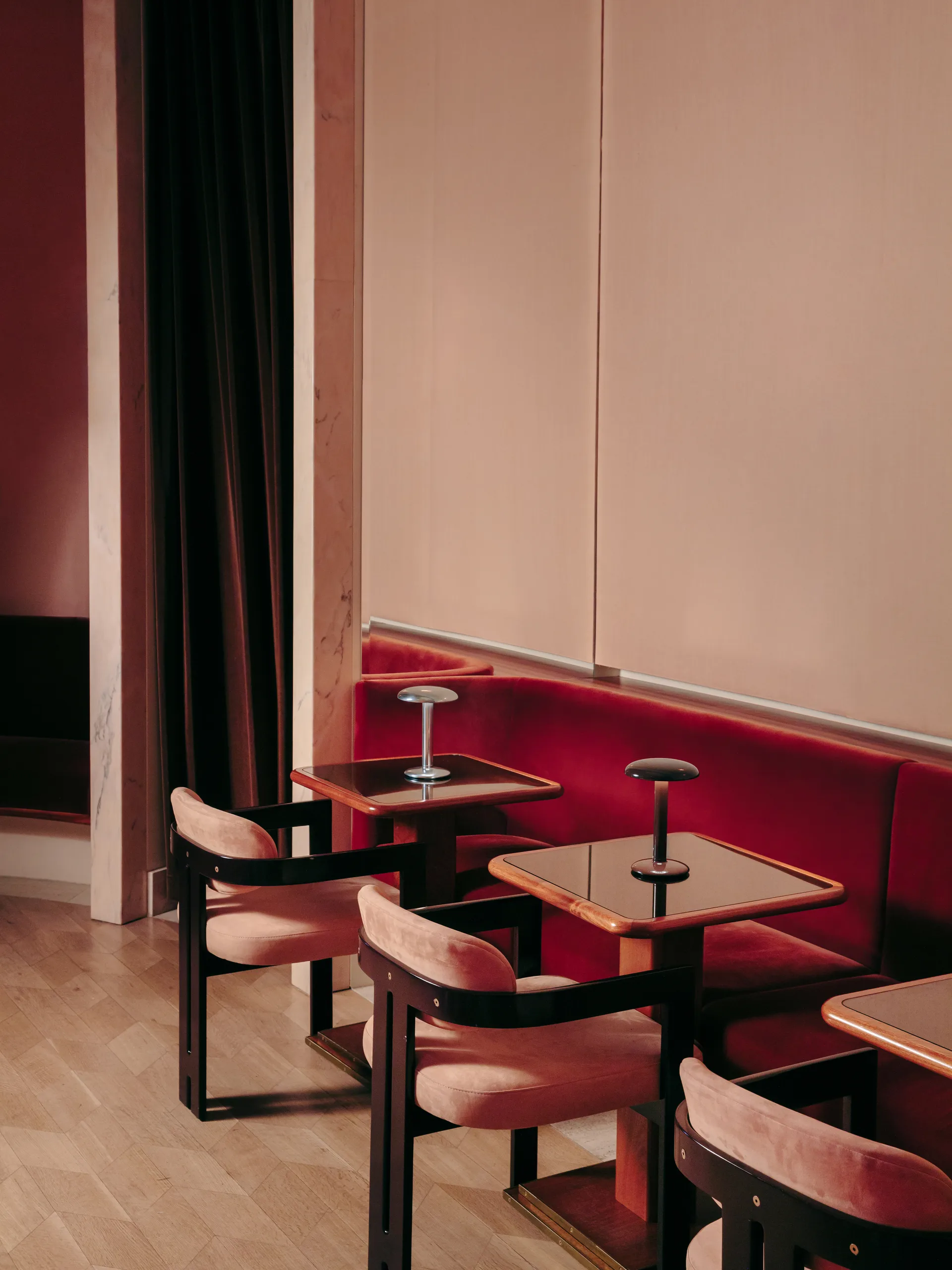 Lámpara de mesa portátil Gustave Residential, Lacquered brown Flos