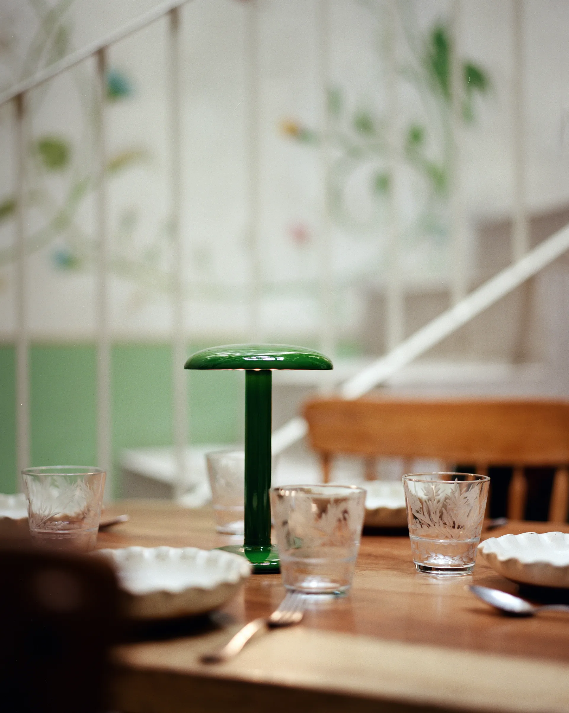 Lámpara de mesa portátil Gustave Residential, Lacquered green Flos