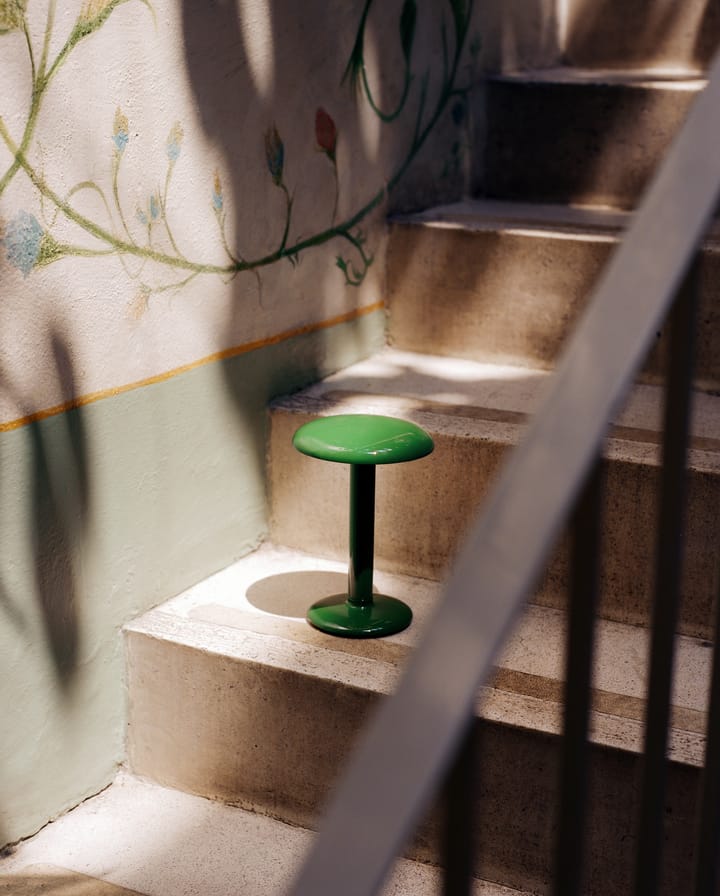 Lámpara de mesa portátil Gustave Residential, Lacquered green Flos