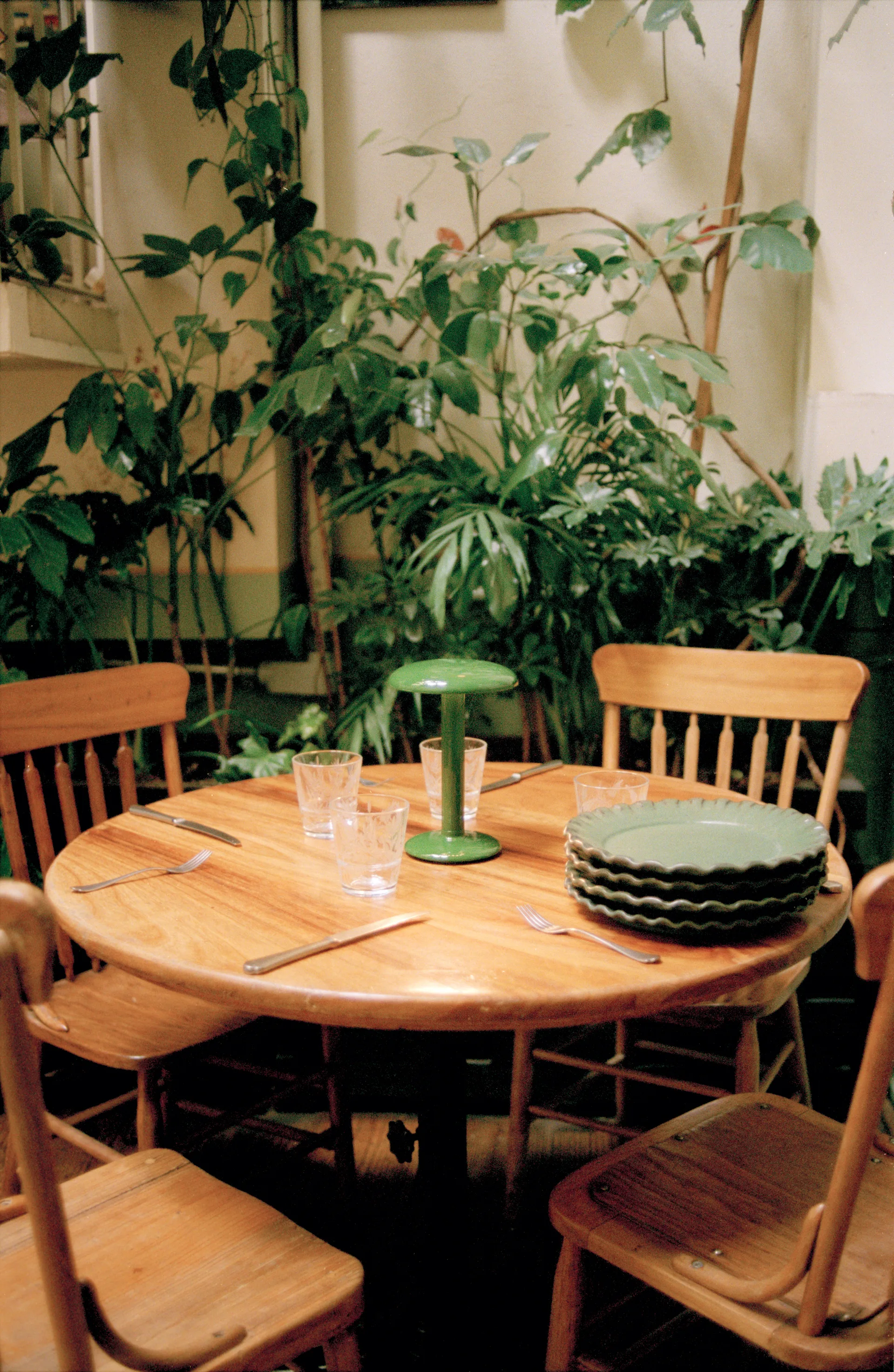 Lámpara de mesa portátil Gustave Residential, Lacquered green Flos