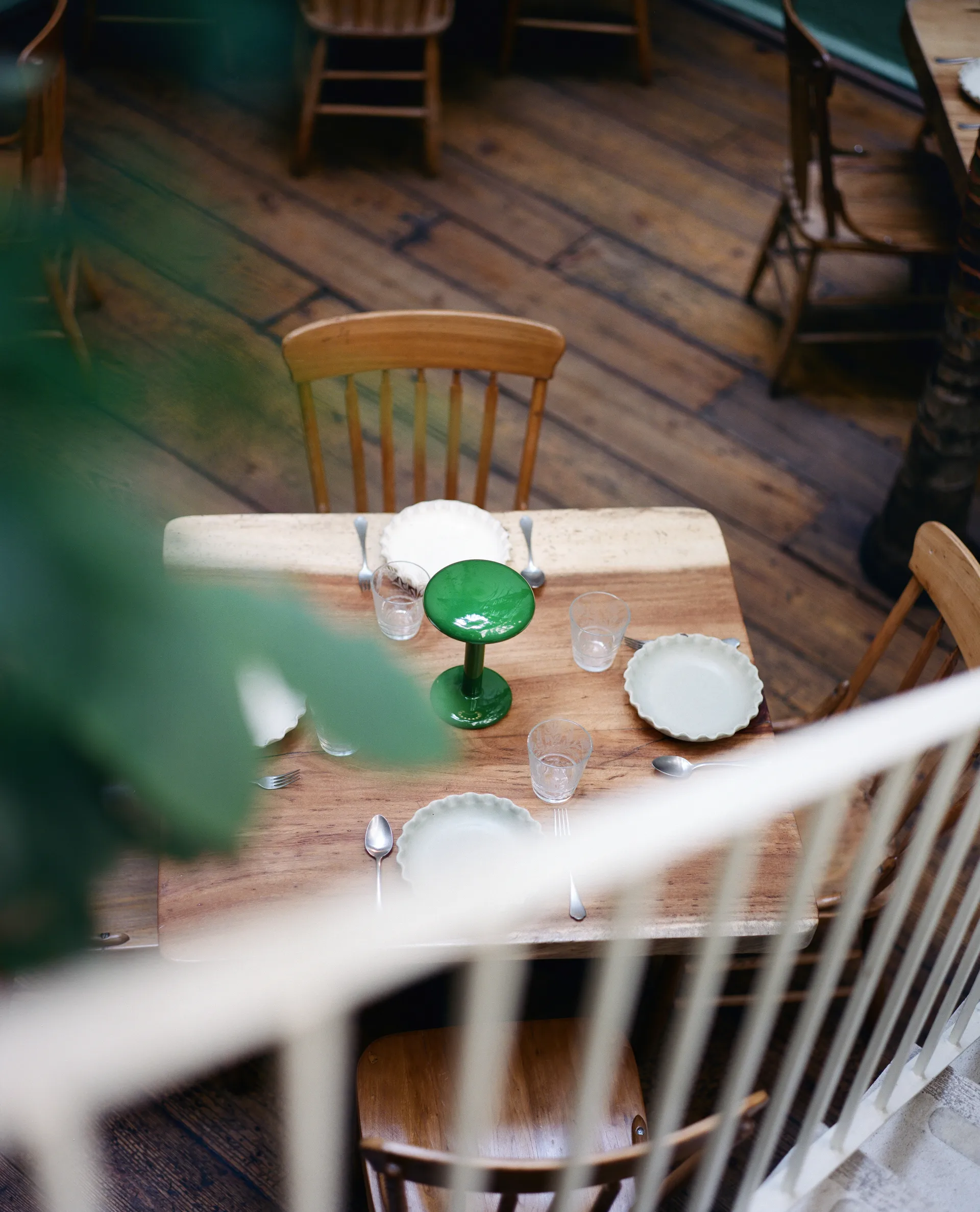 Lámpara de mesa portátil Gustave Residential, Lacquered green Flos