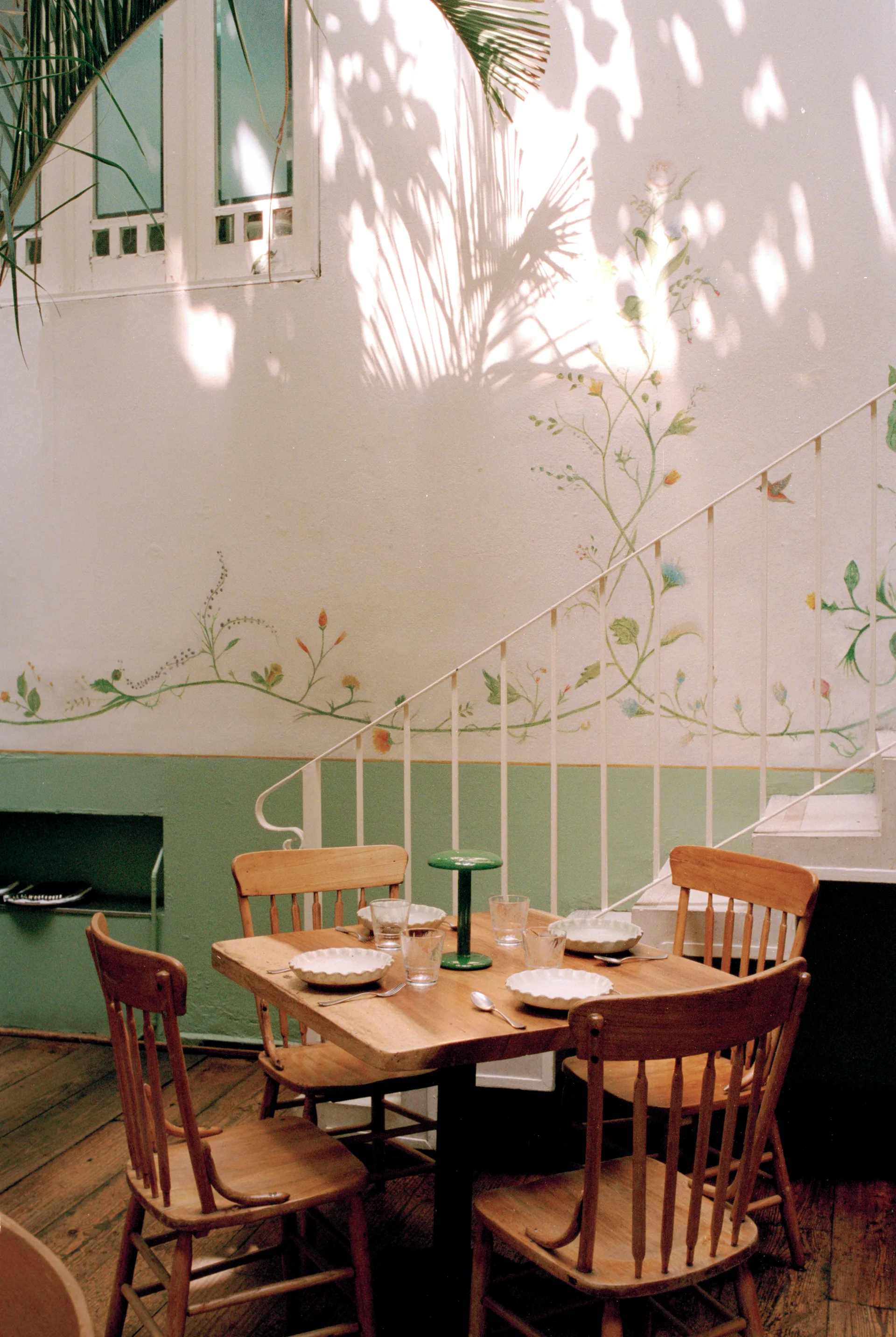 Lámpara de mesa portátil Gustave Residential, Lacquered green Flos