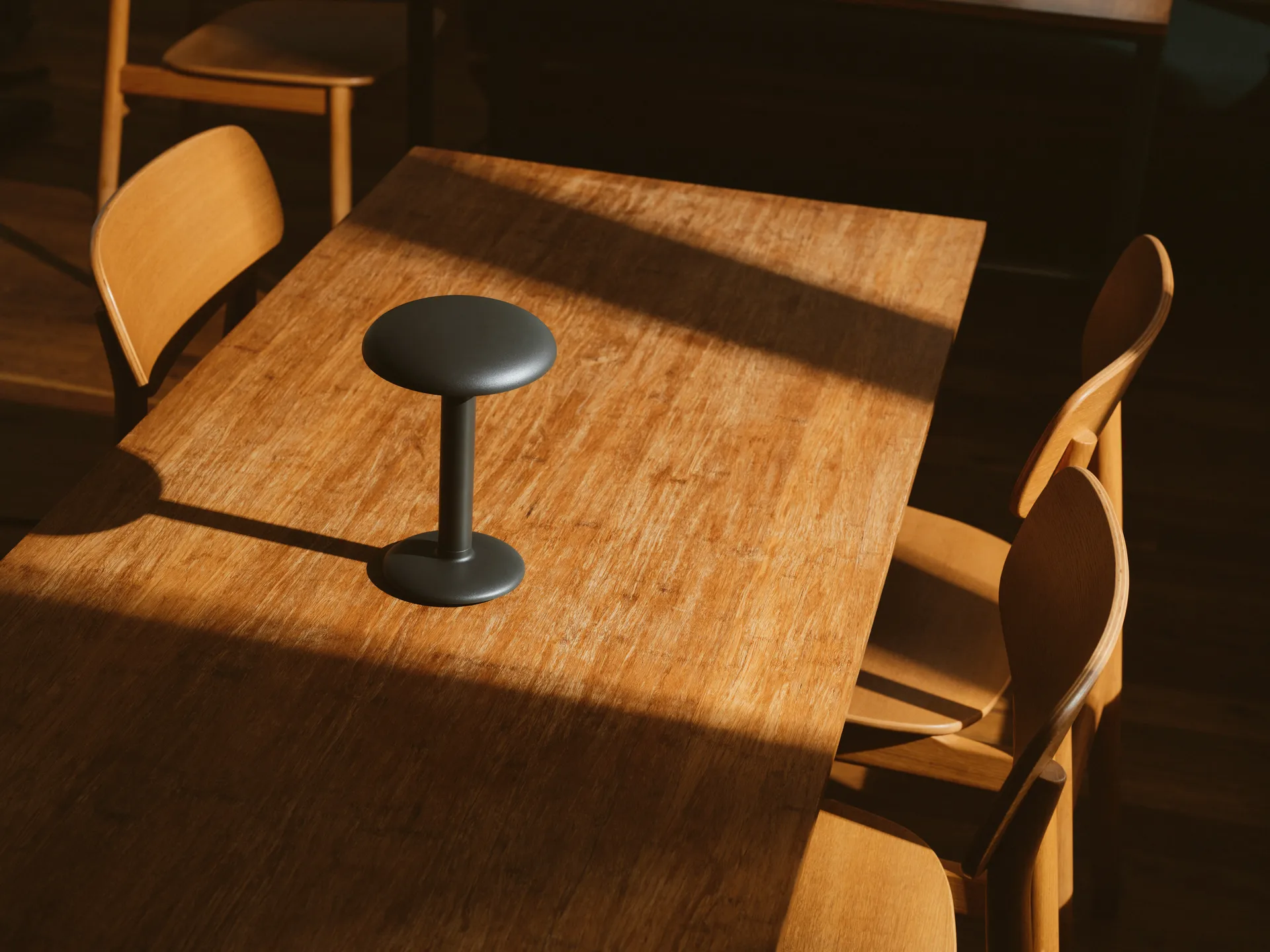 Lámpara de mesa portátil Gustave Residential, Matte anthracite Flos