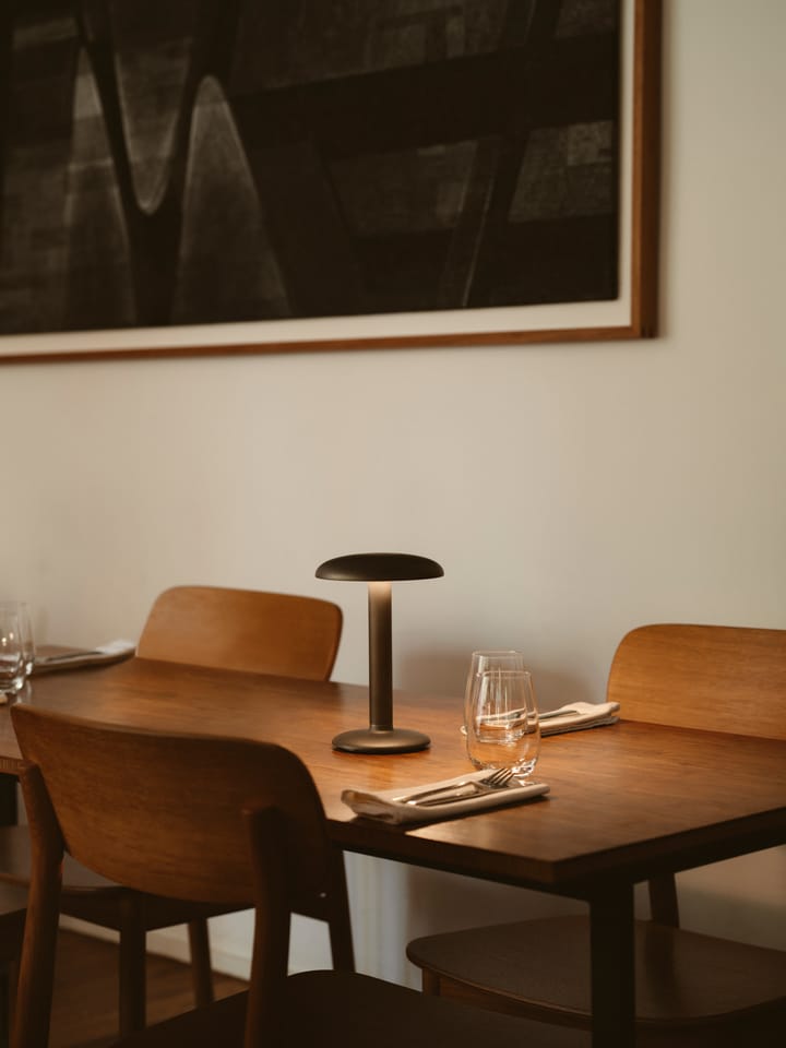 Lámpara de mesa portátil Gustave Residential, Matte anthracite Flos