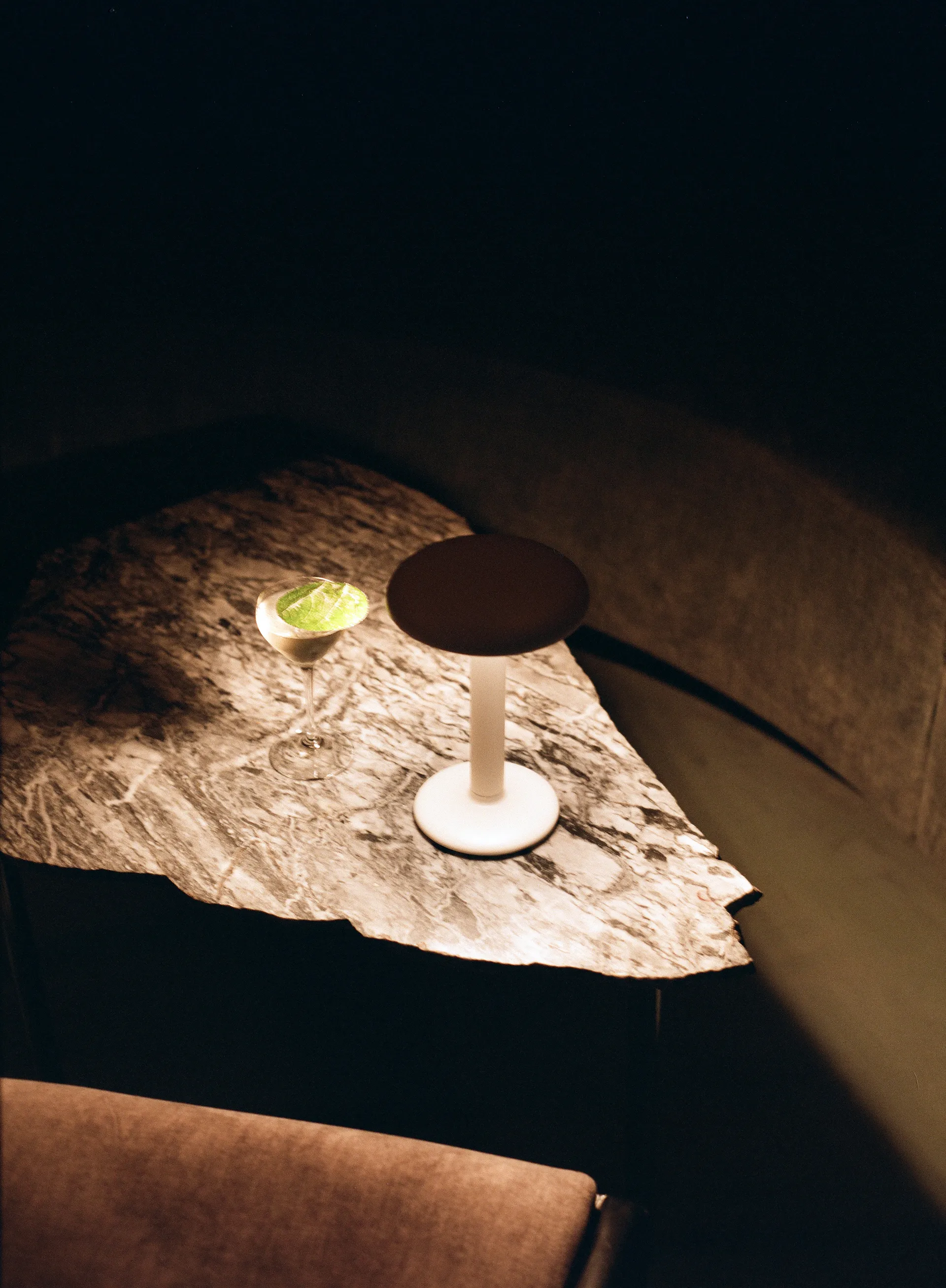 Lámpara de mesa portátil Gustave Residential, Matte white Flos