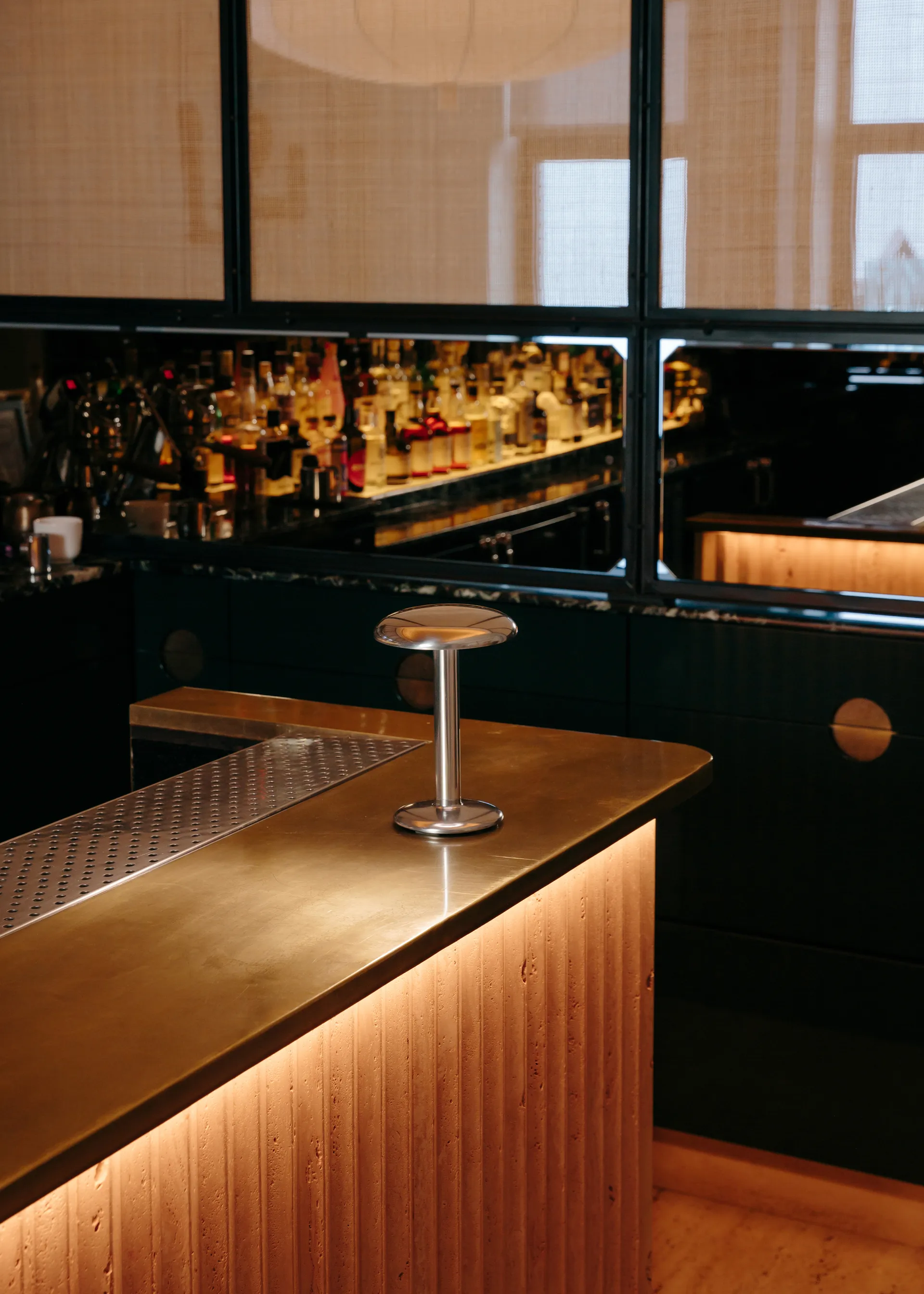 Lámpara de mesa portátil Gustave Residential, Polished silver Flos