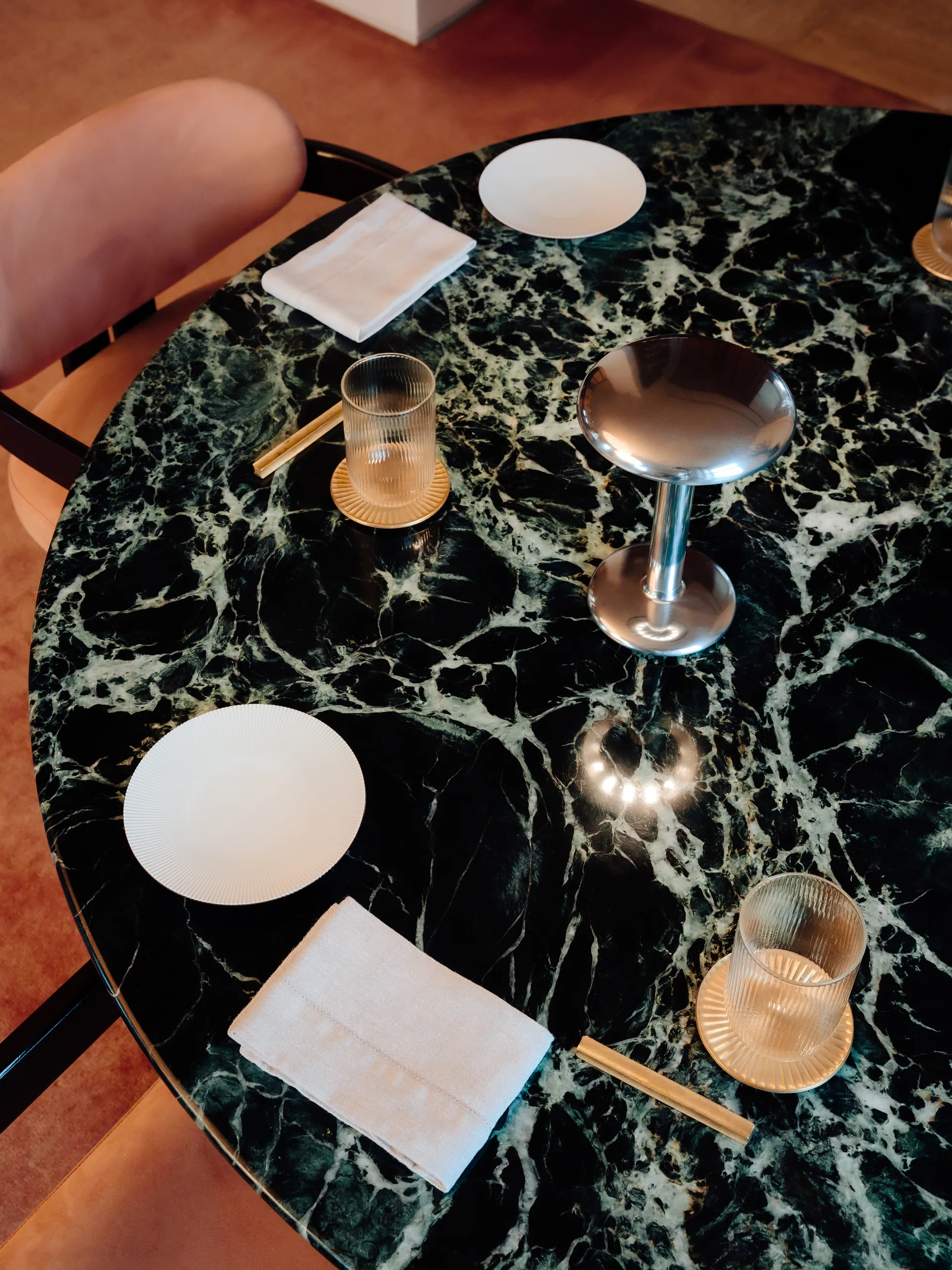 Lámpara de mesa portátil Gustave Residential, Polished silver Flos