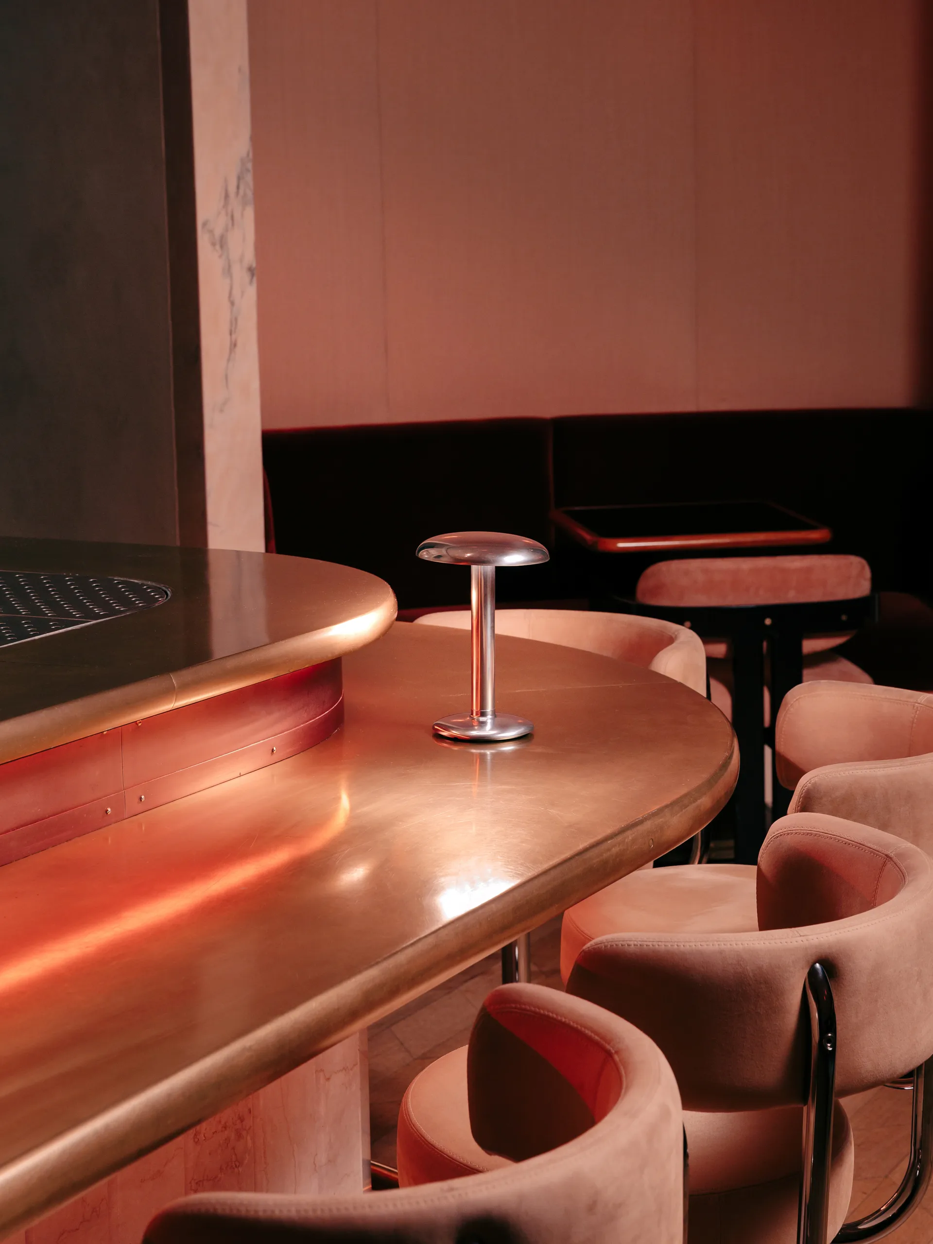 Lámpara de mesa portátil Gustave Residential, Polished silver Flos