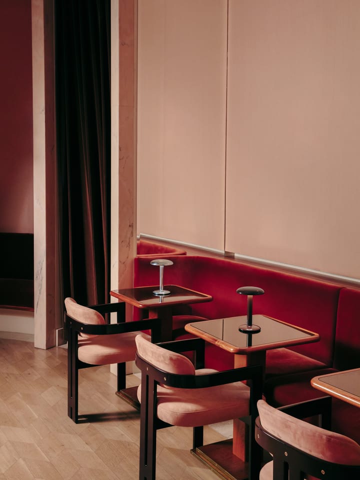 Lámpara de mesa portátil Gustave Residential, Polished silver Flos