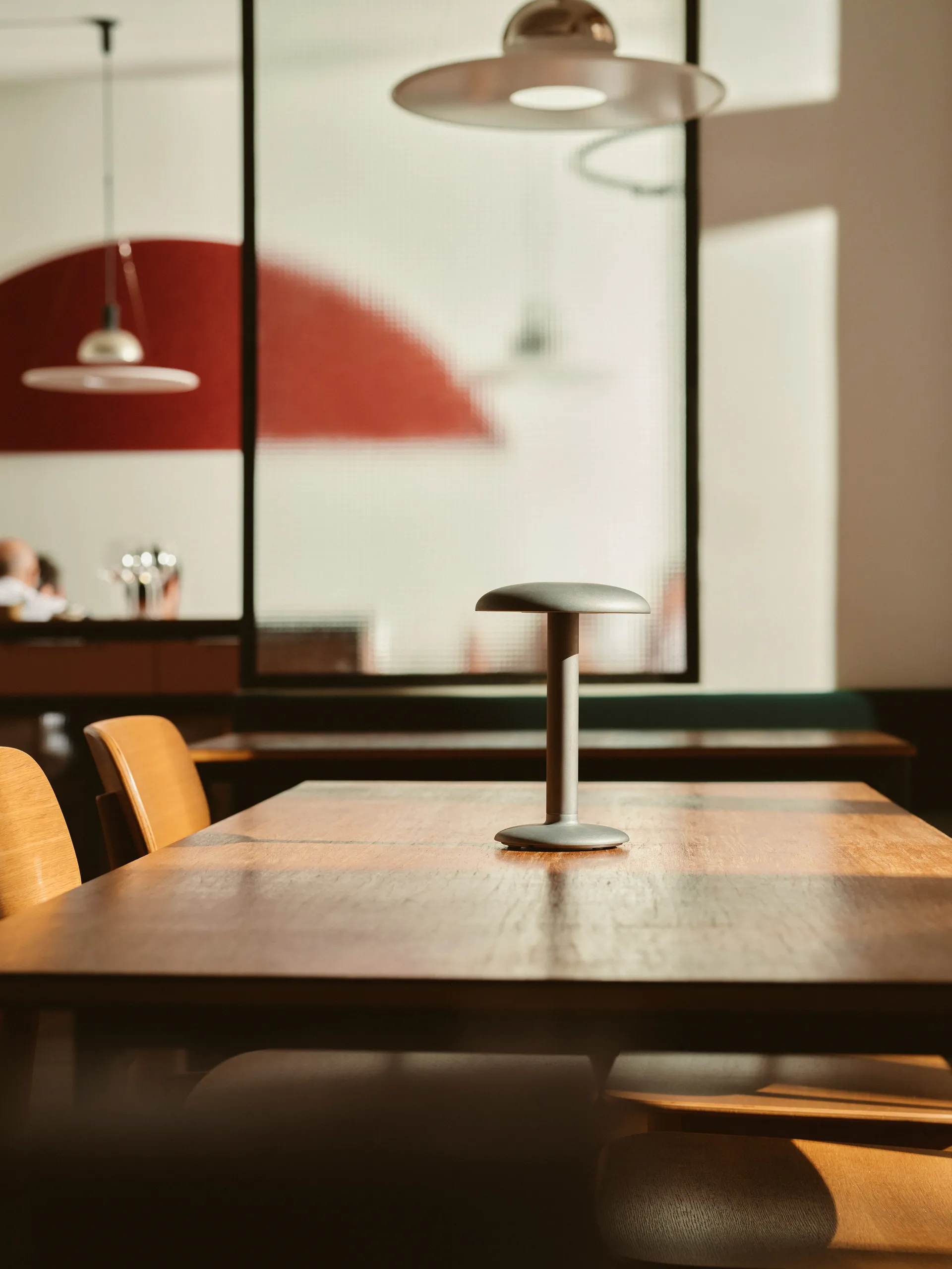 Lámpara de mesa portátil Gustave Residential, Raw aluminium Flos