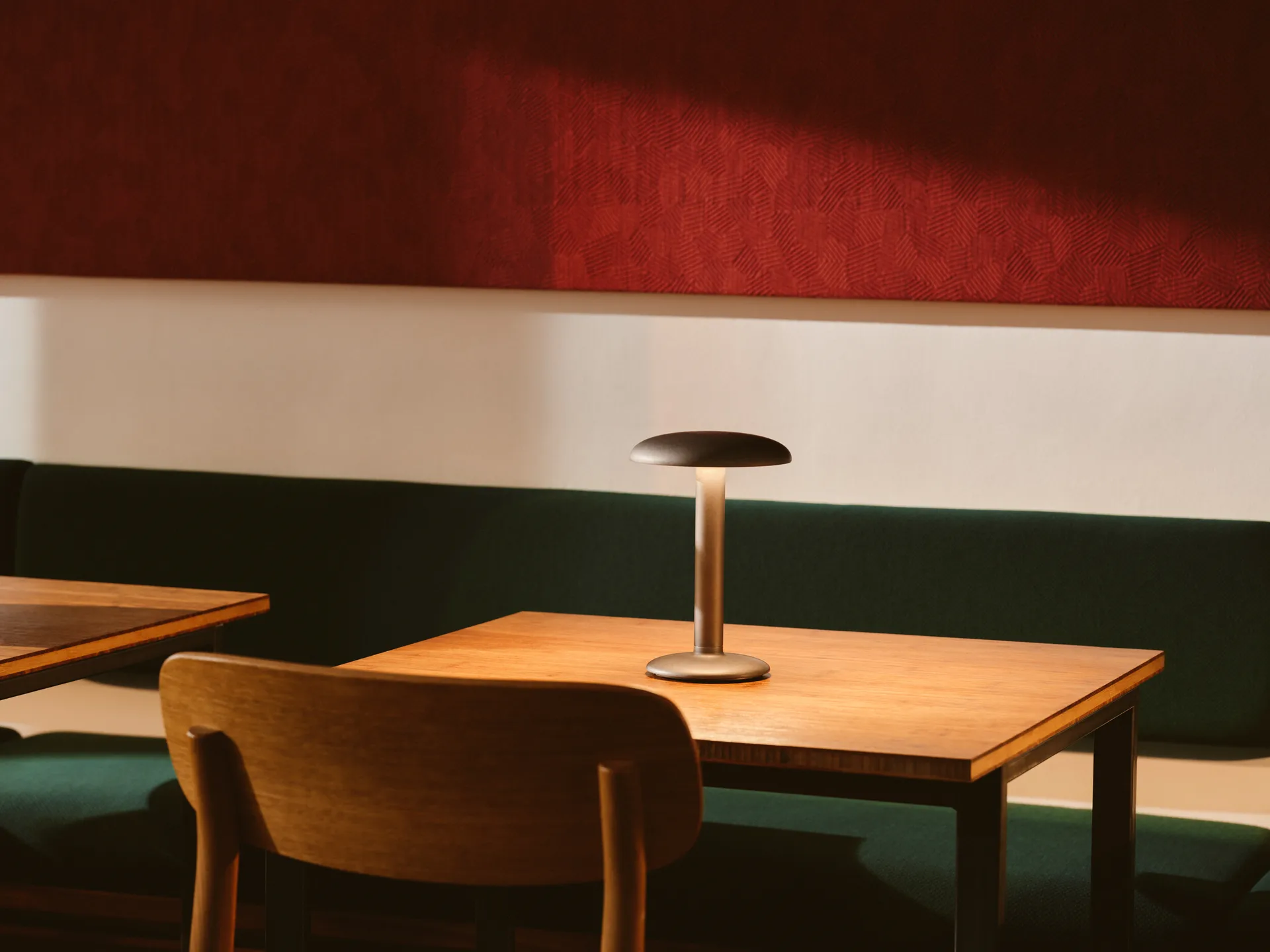 Lámpara de mesa portátil Gustave Residential, Raw aluminium Flos