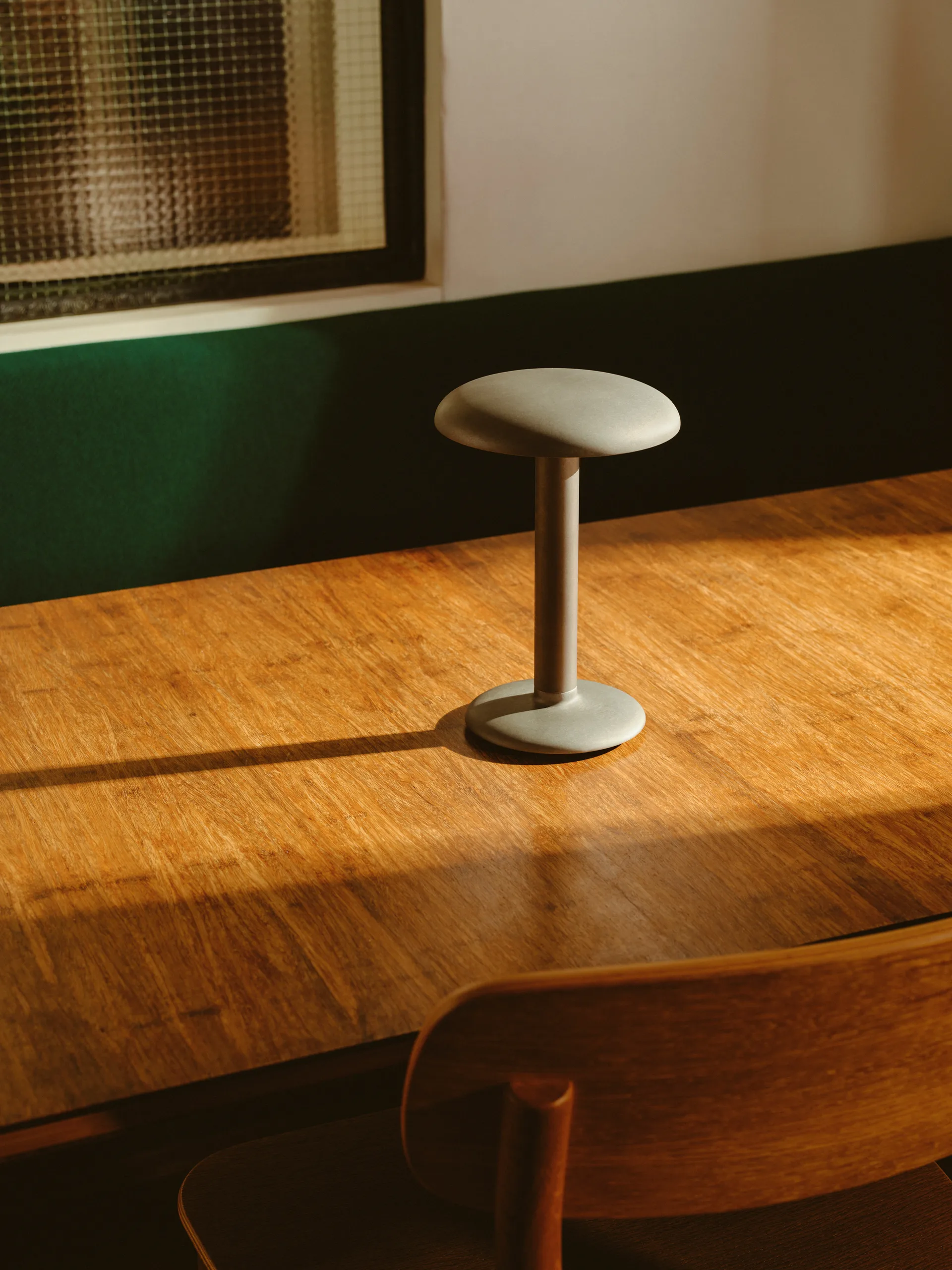 Lámpara de mesa portátil Gustave Residential, Raw aluminium Flos